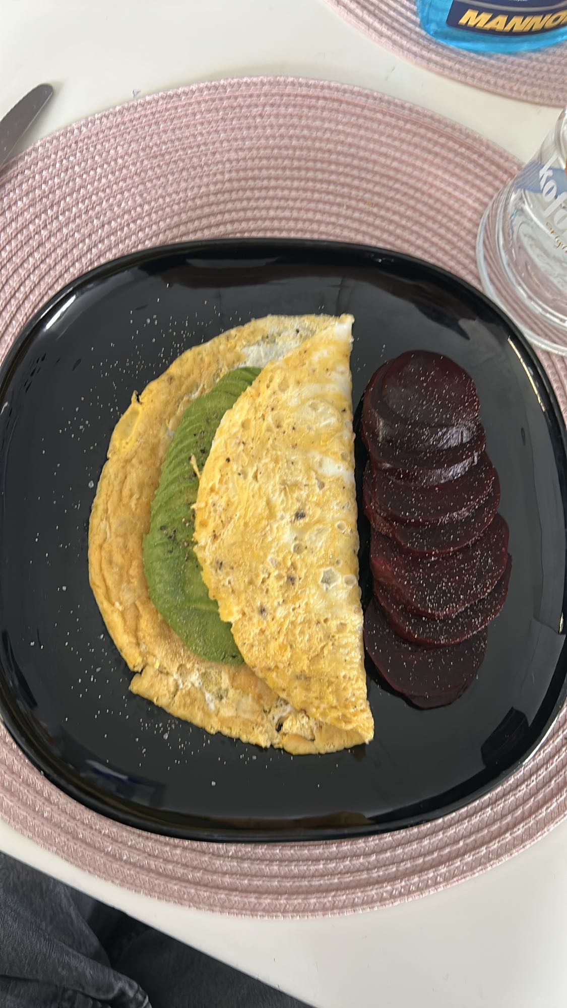 Omlet z awokado i burakiem