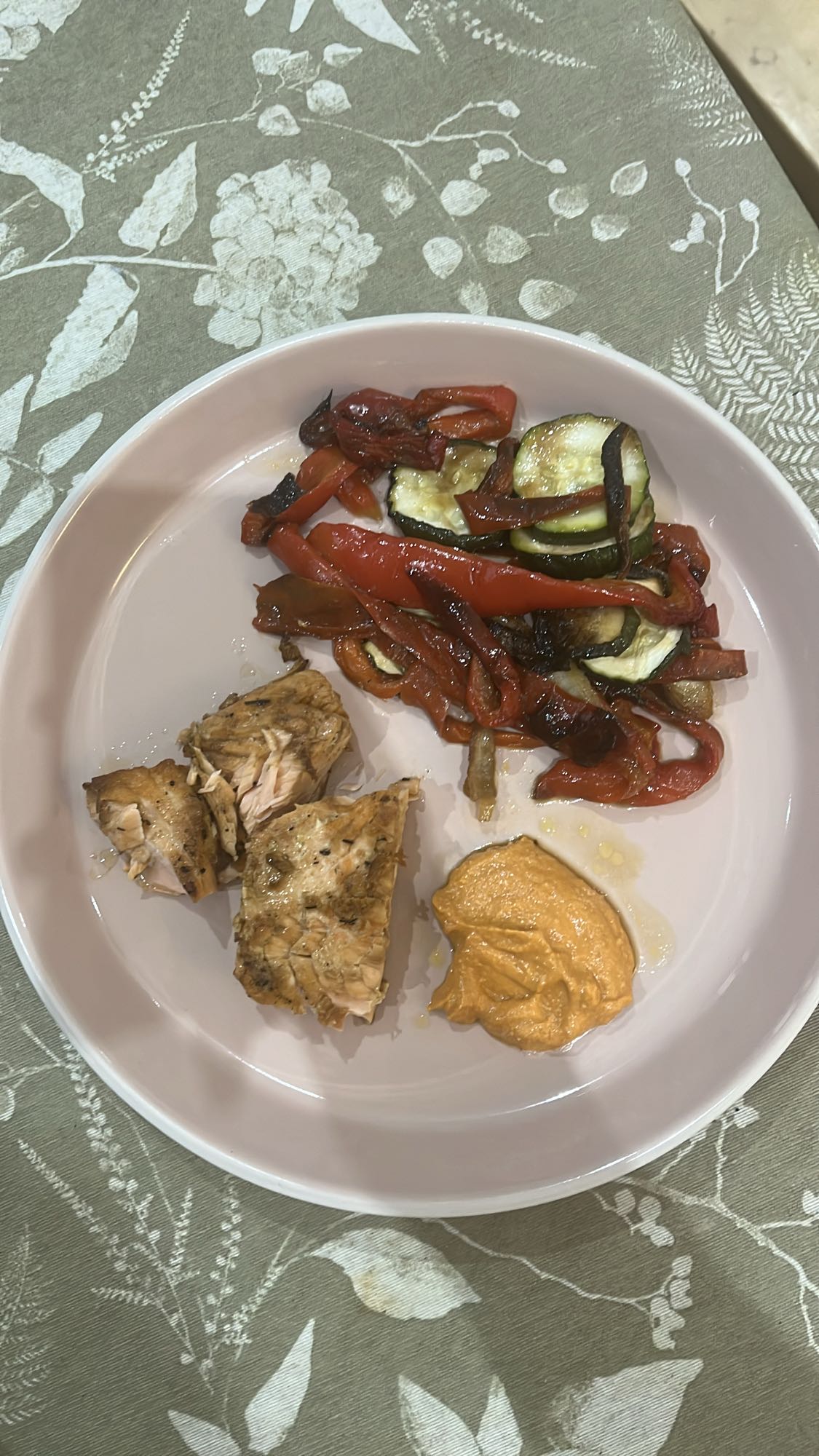 Salmón con verduras asadas