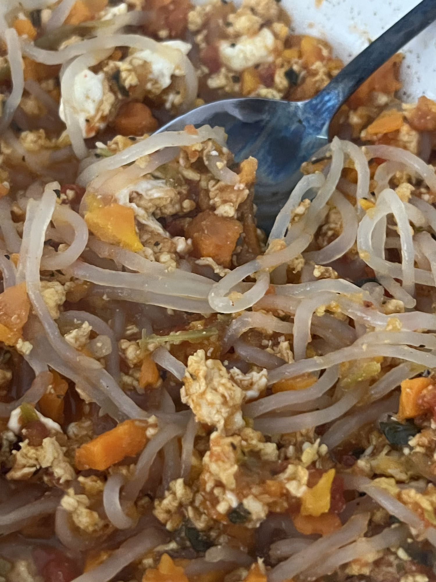 Fideos con huevo y verduras