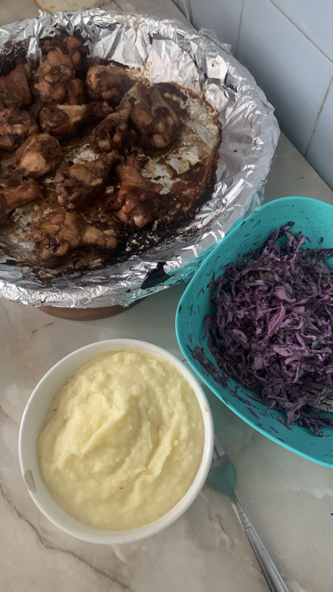 Курица с пюре и салатом