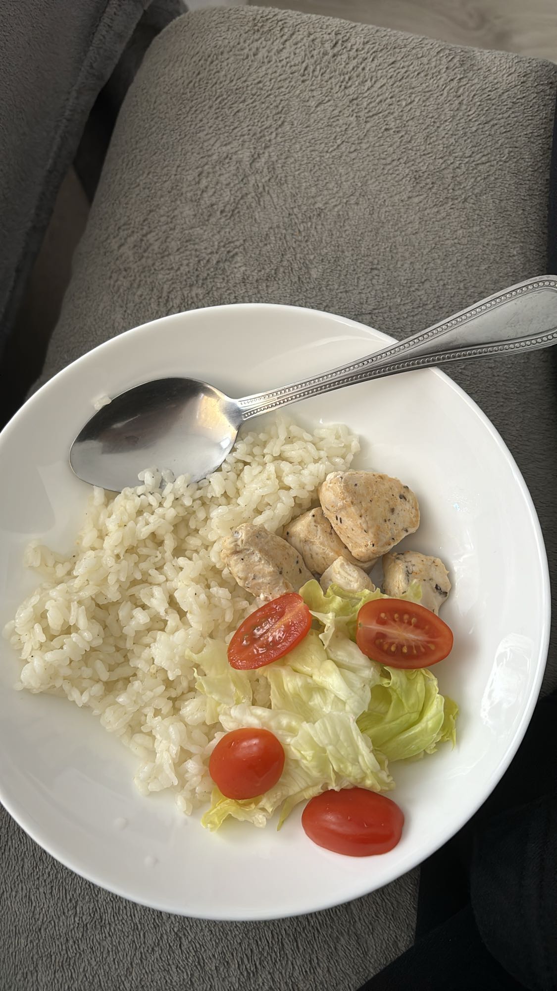 Kuracie s ryžou a šalátom