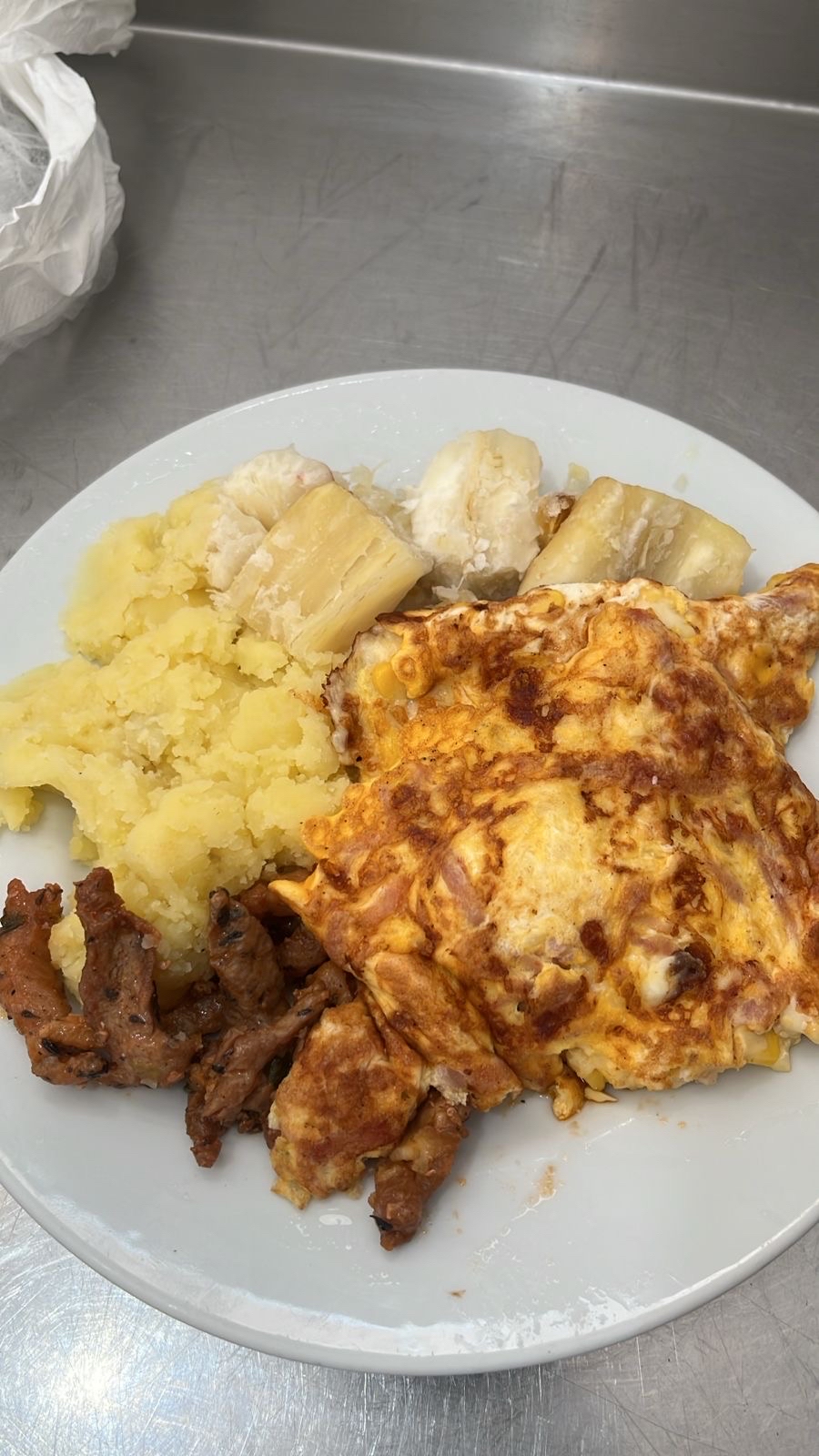 Tortilla con carne y yuca