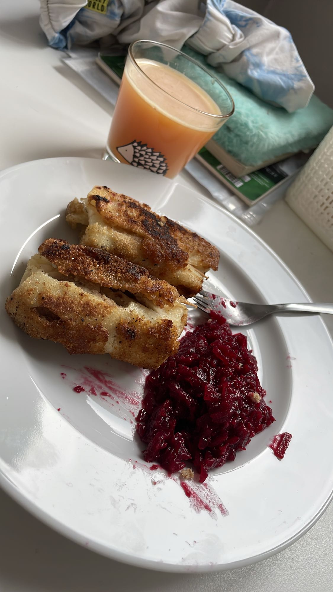 Smażona ryba z buraczkami