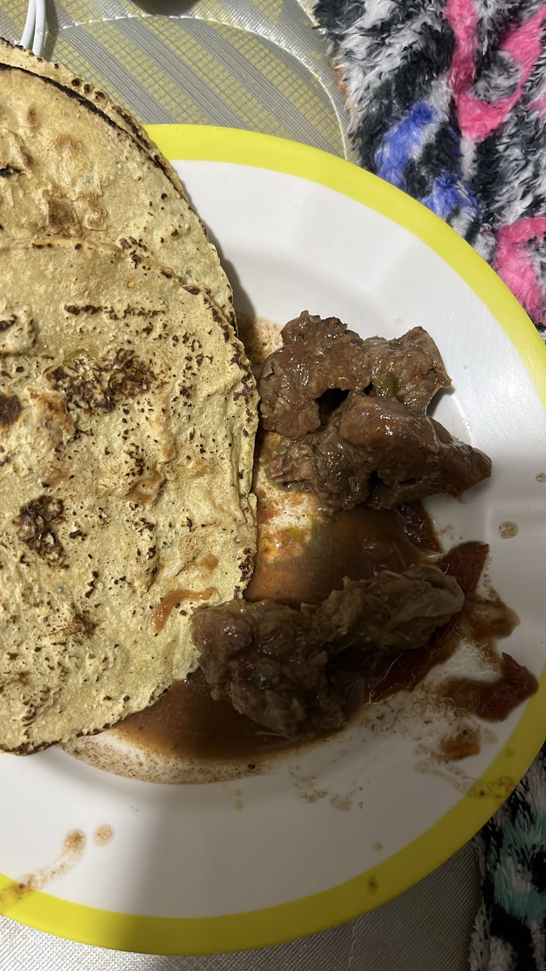Carne en salsa con tortilla