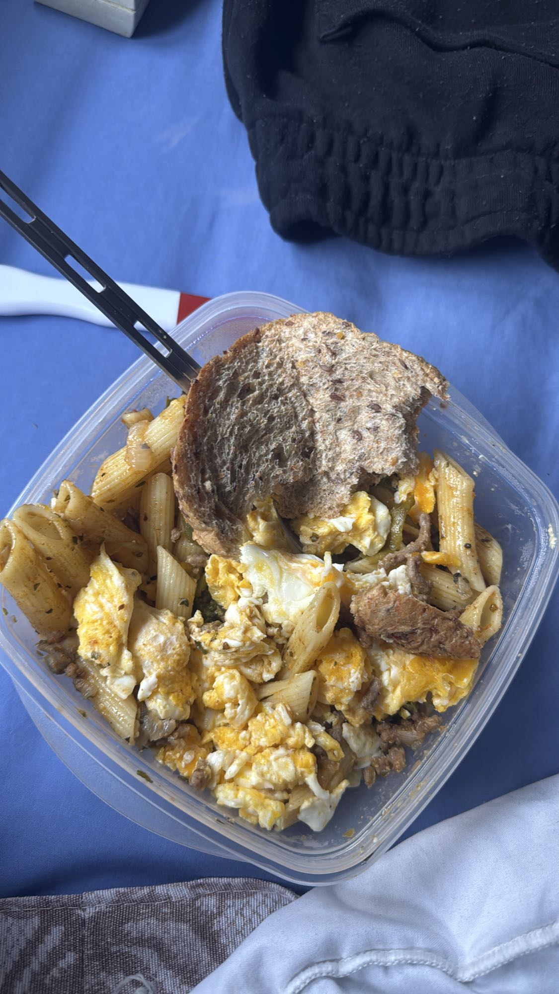 Pasta con huevo y pan