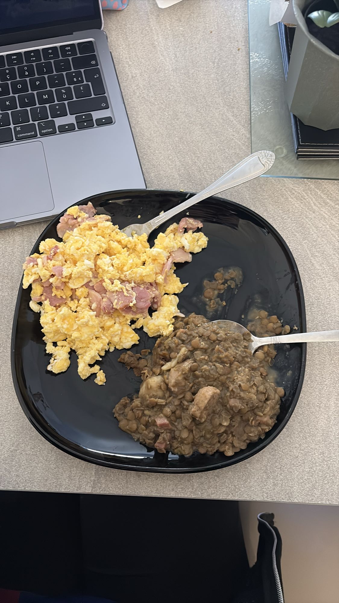 Œufs brouillés et lentilles