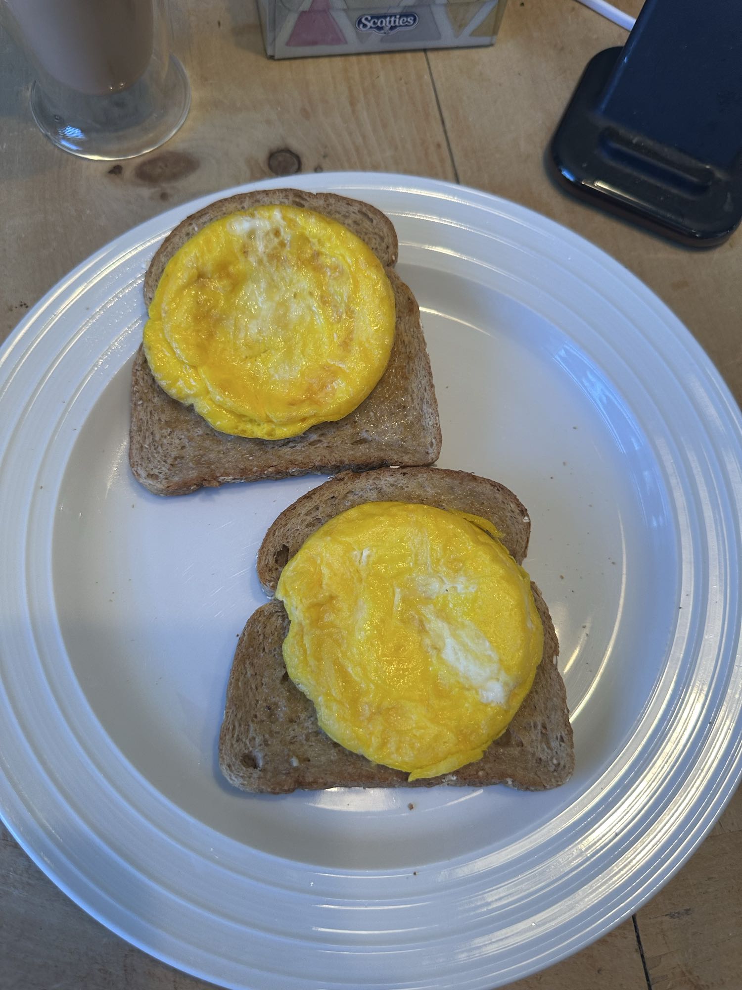 Omelette sur pain grillé