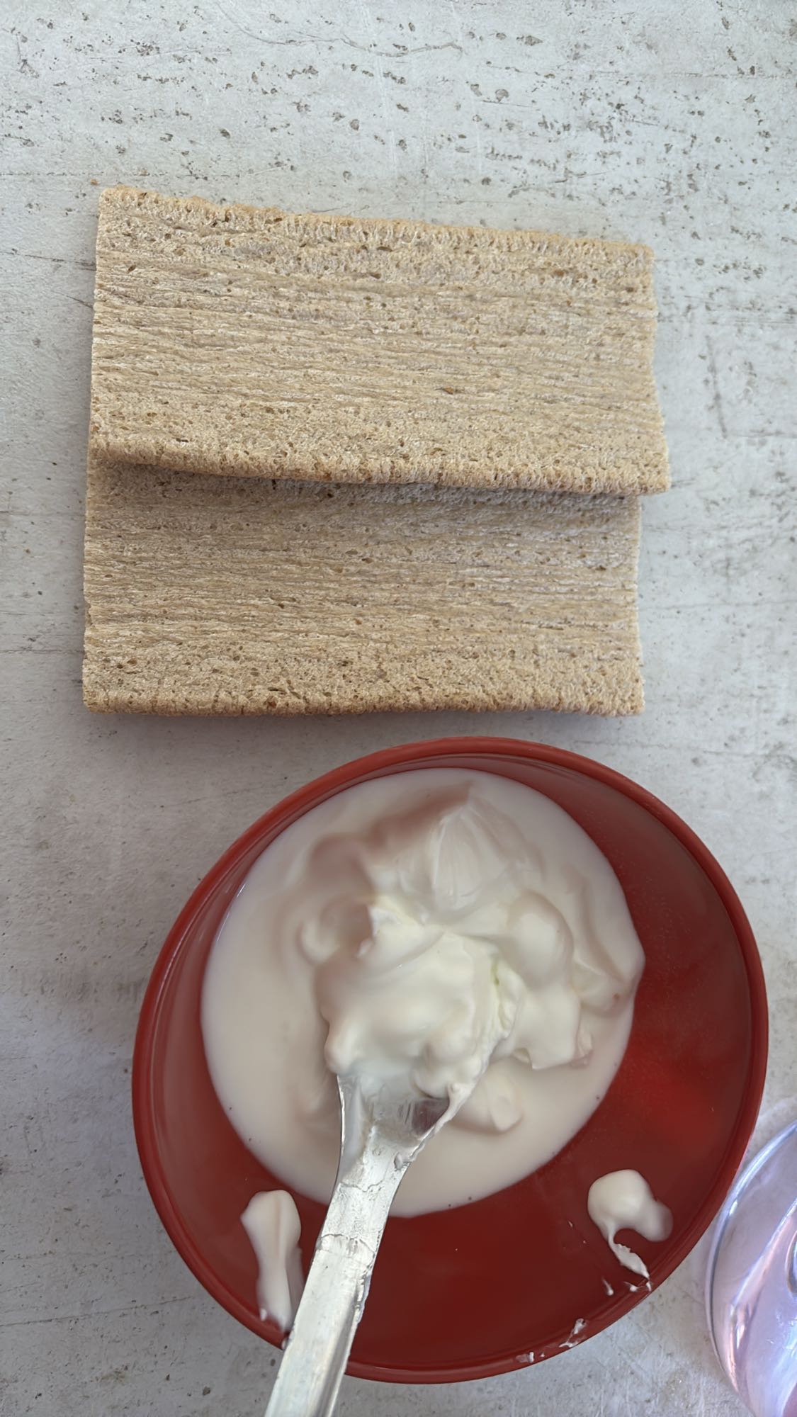 Yaourt et pain croustillant