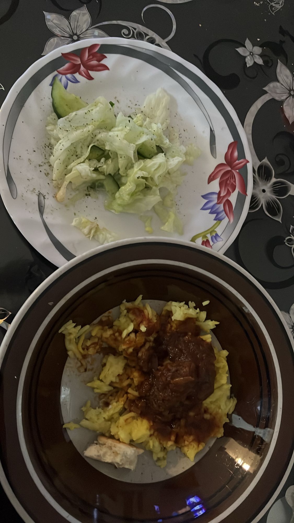 Ris och köttgryta med sallad