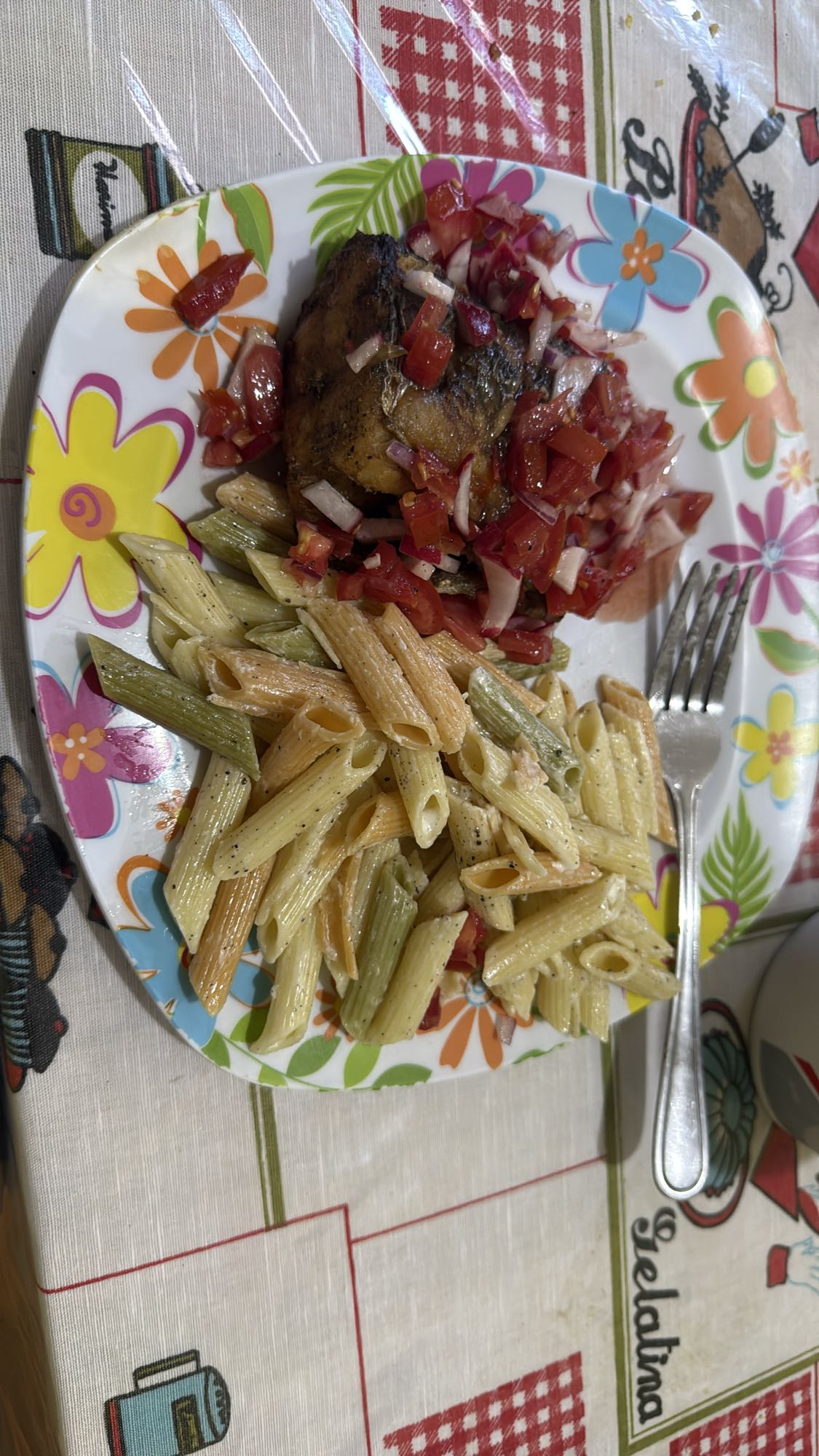 Pollo con pasta tricolor