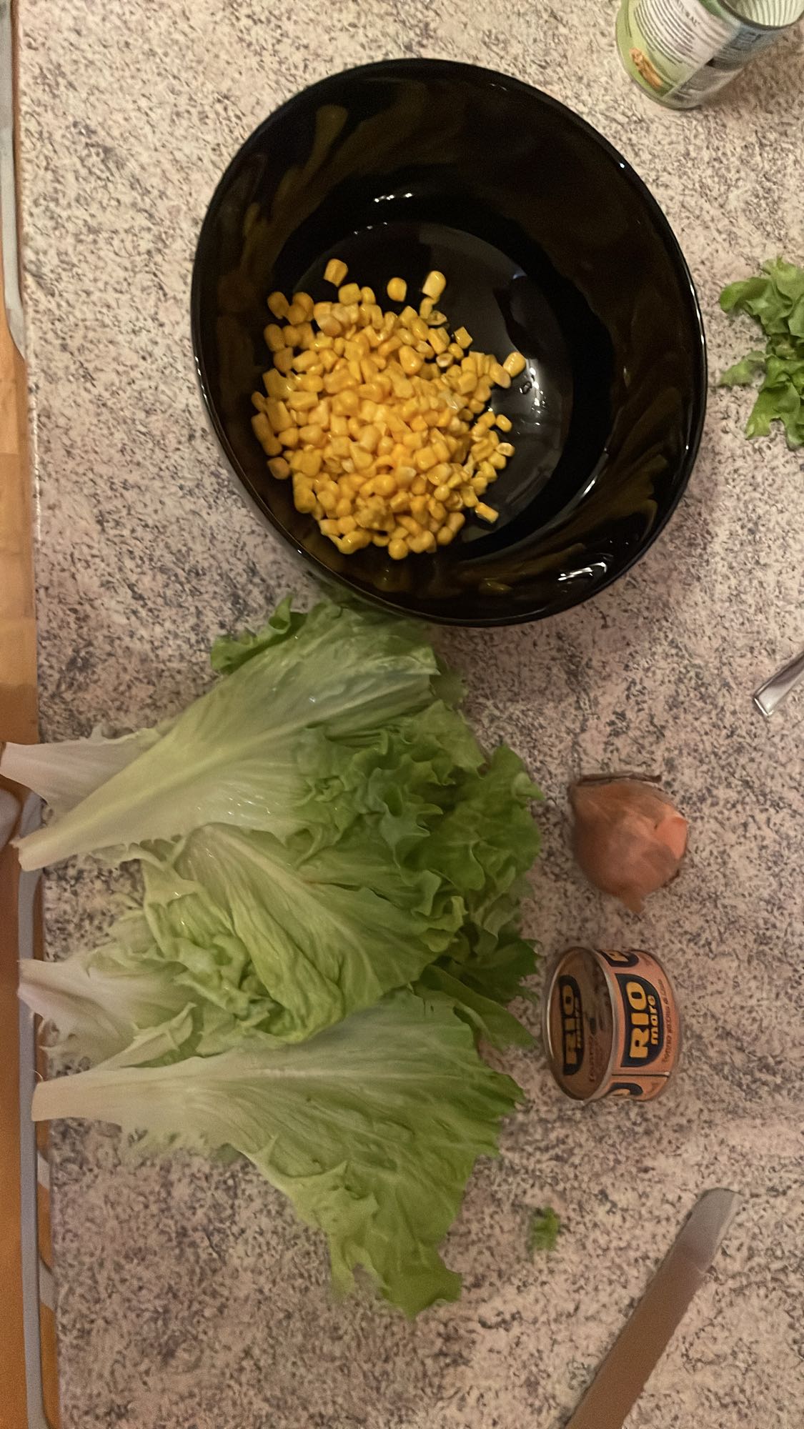 Solata s tuno in koruzo