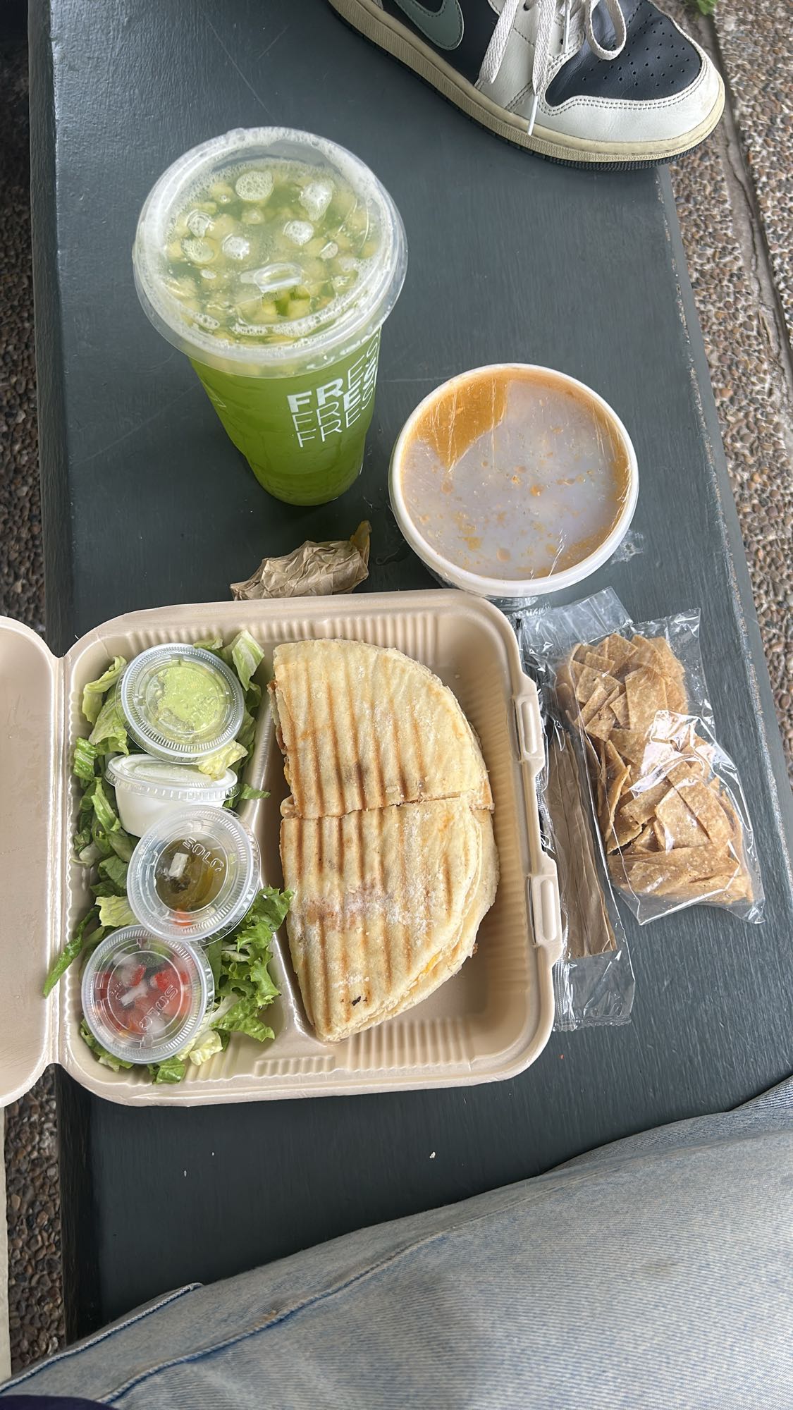 Quesadilla con guarniciones