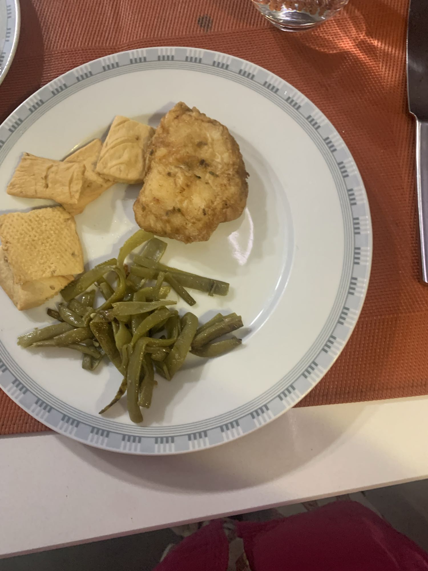 Pescado frito con verduras