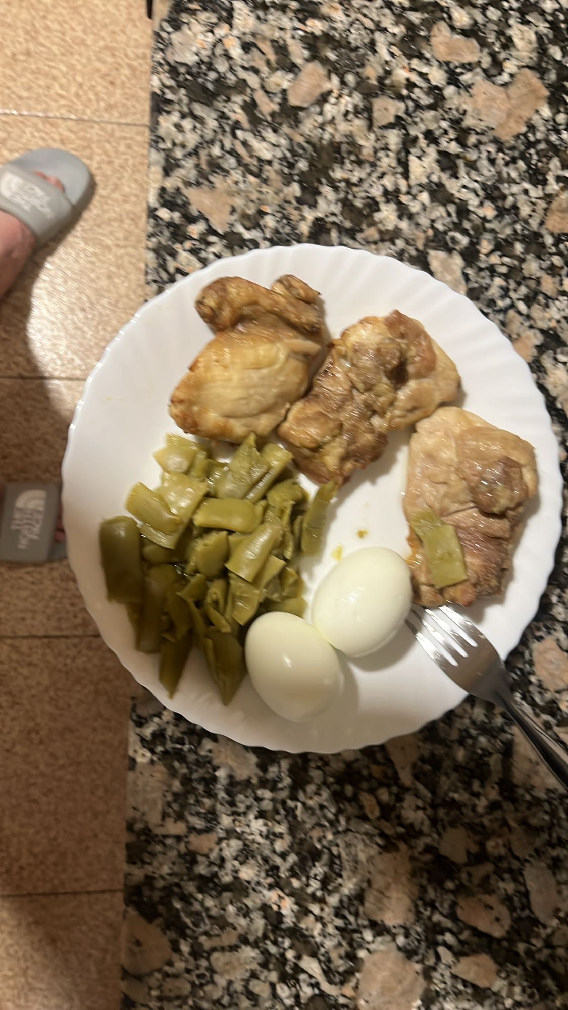 Pollo con judías y huevos