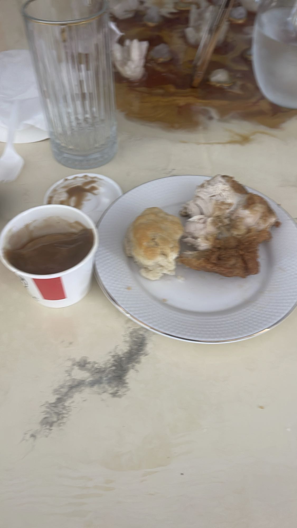 Pollo frito con acompañantes