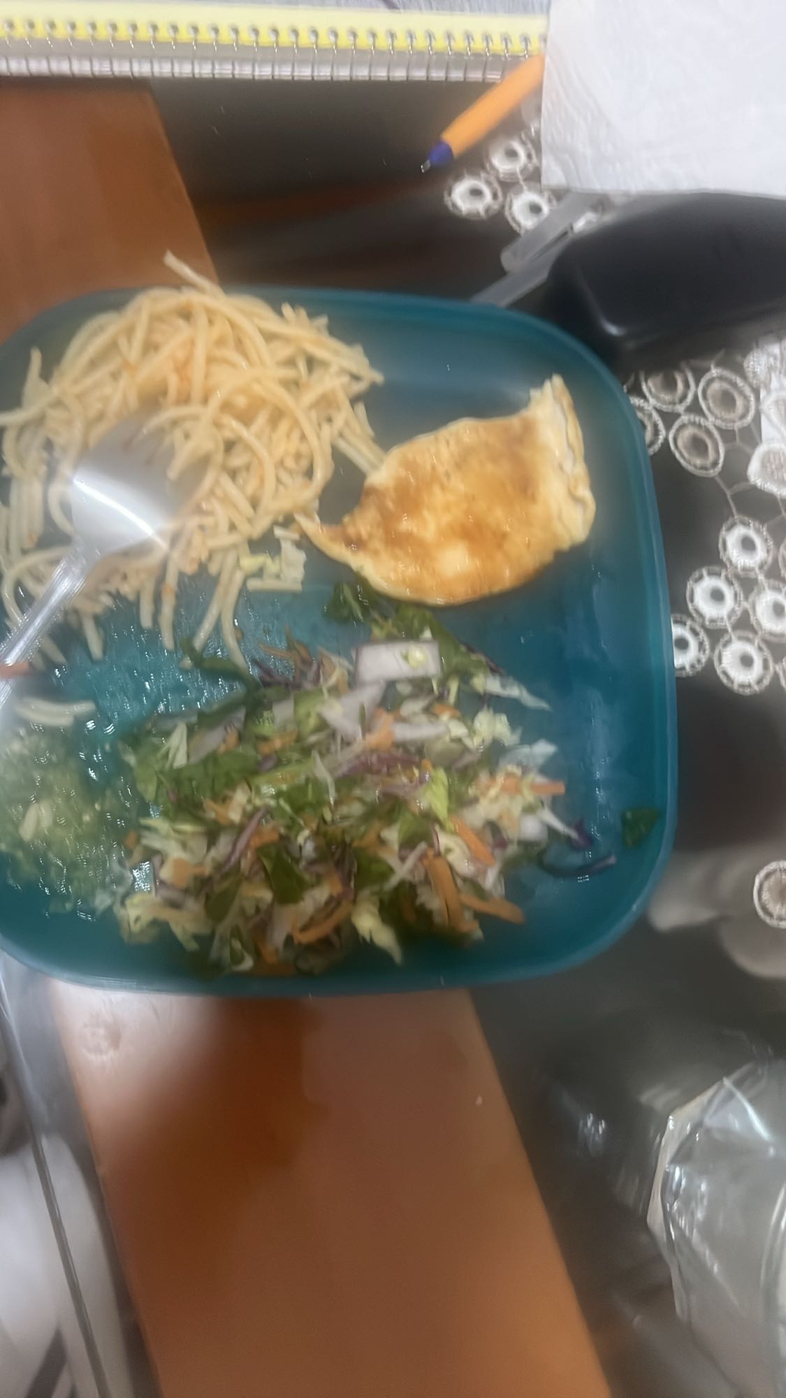 Pollo con ensalada y pasta