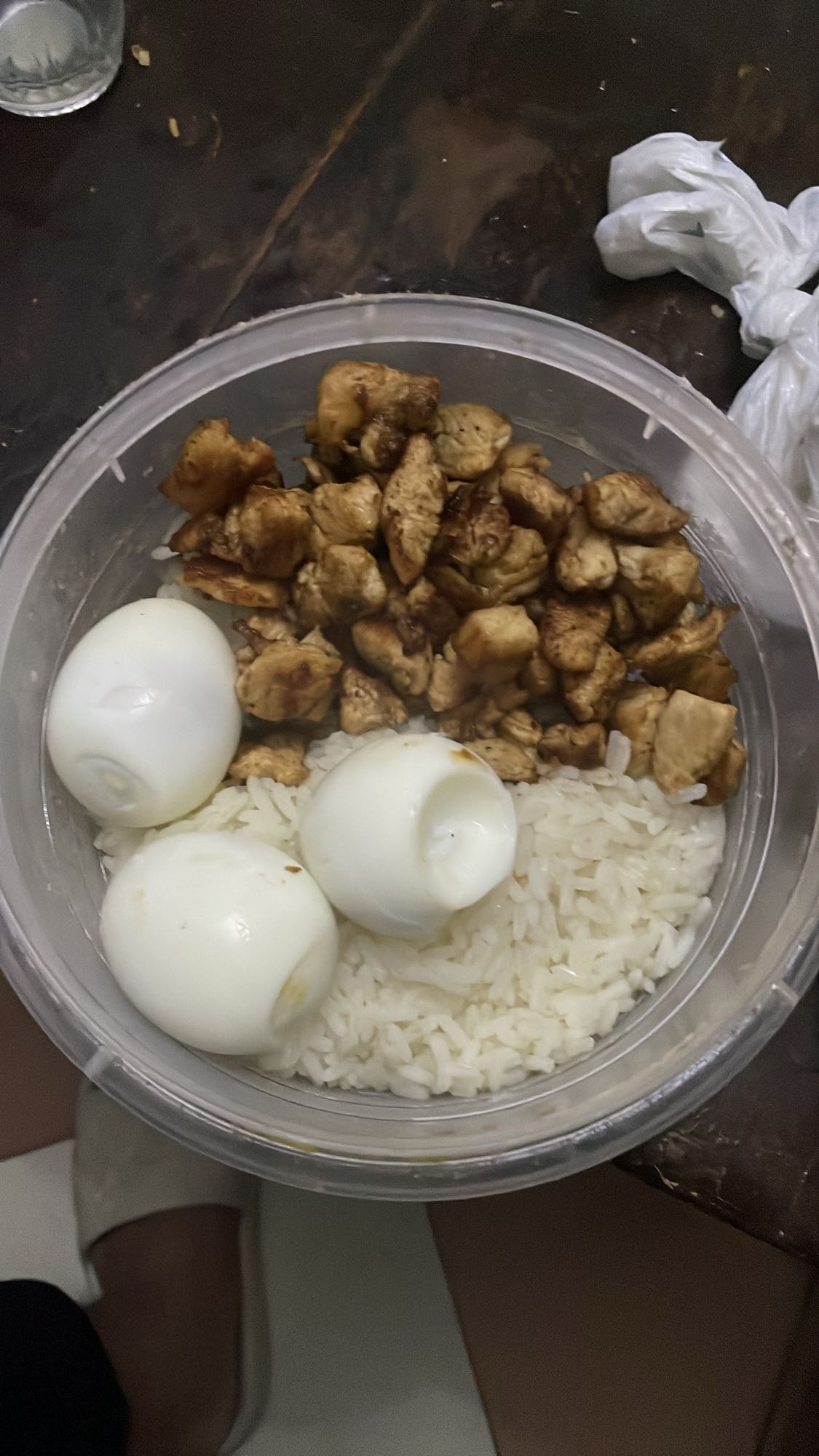 Poulet avec riz et œufs