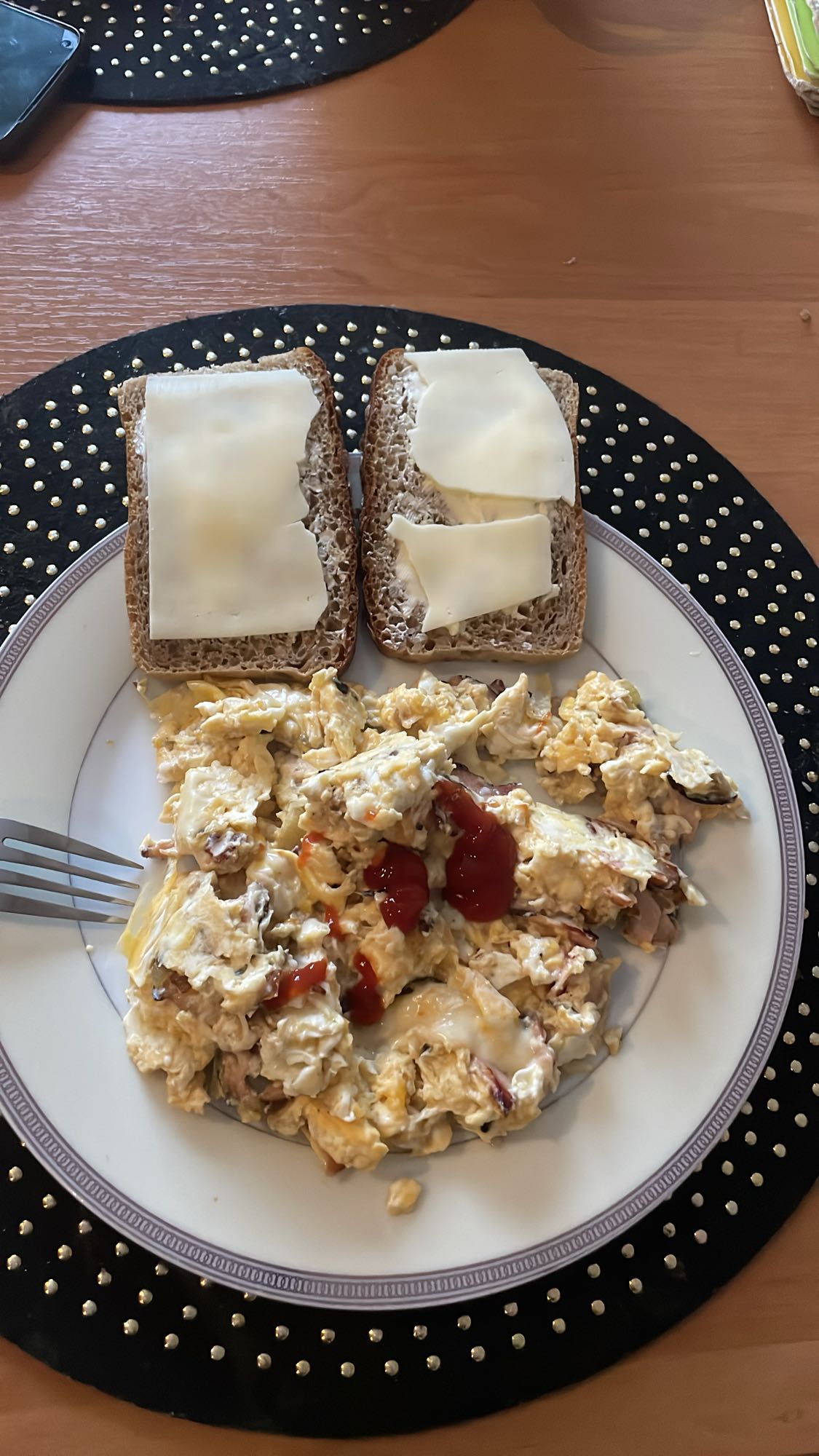 Jajecznica z chlebem