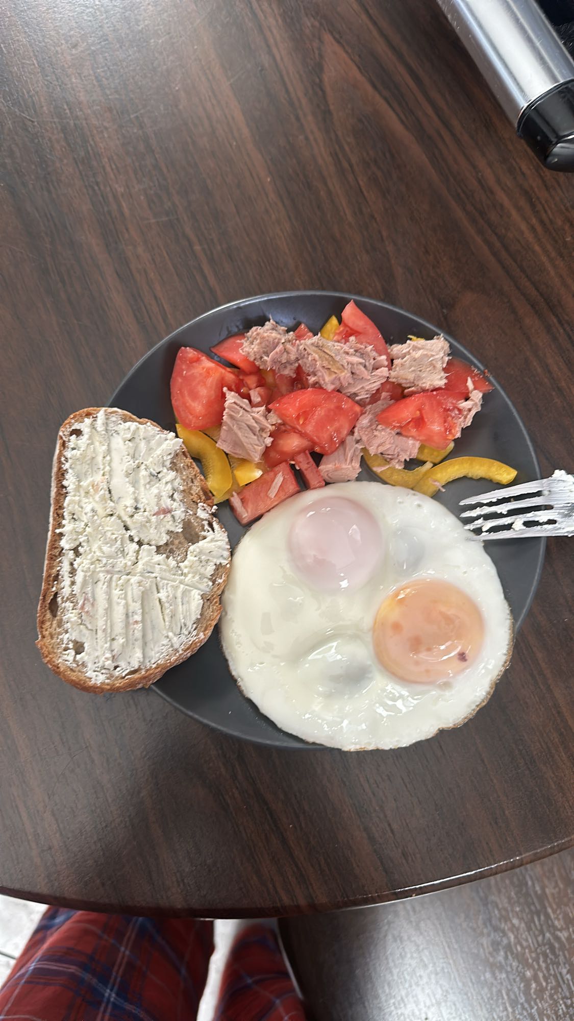 Яичница с тостом и тунцом
