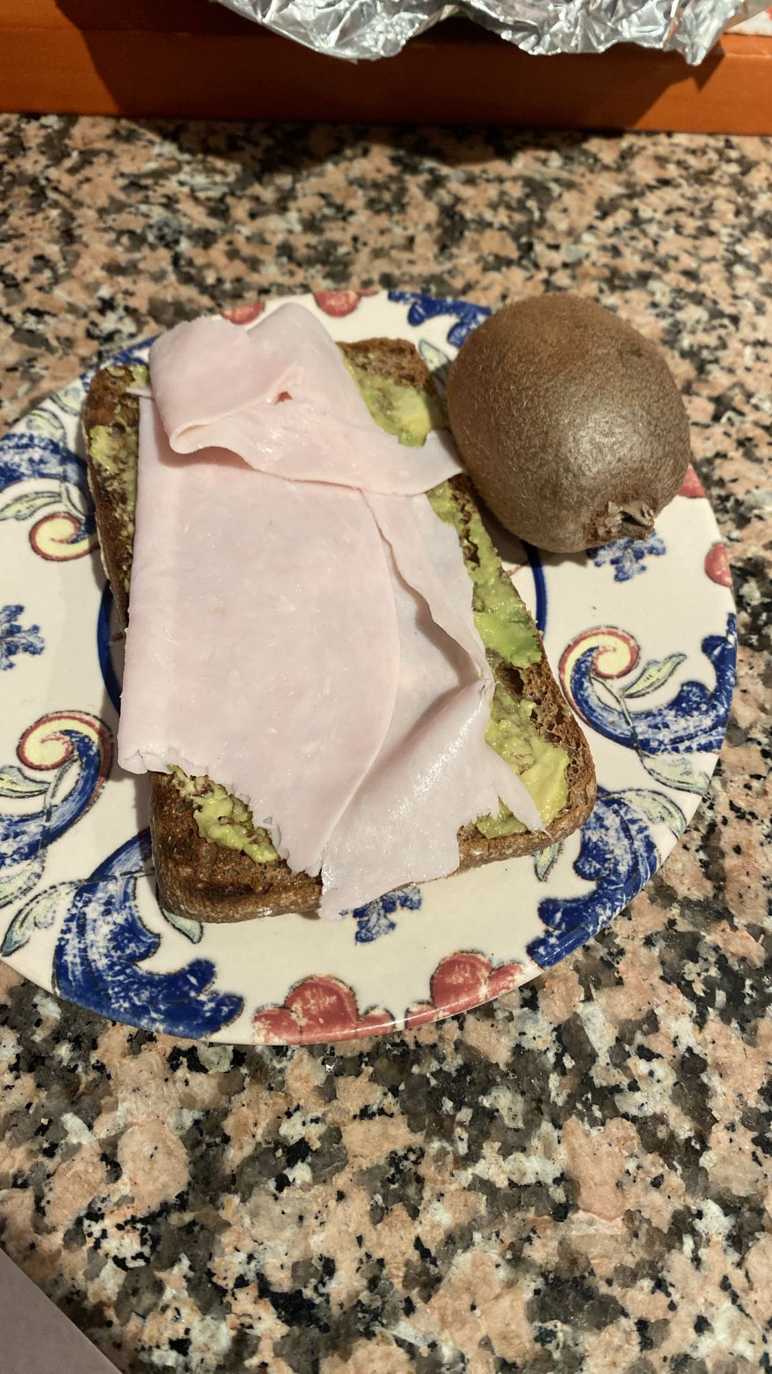 Tostada con aguacate y jamón