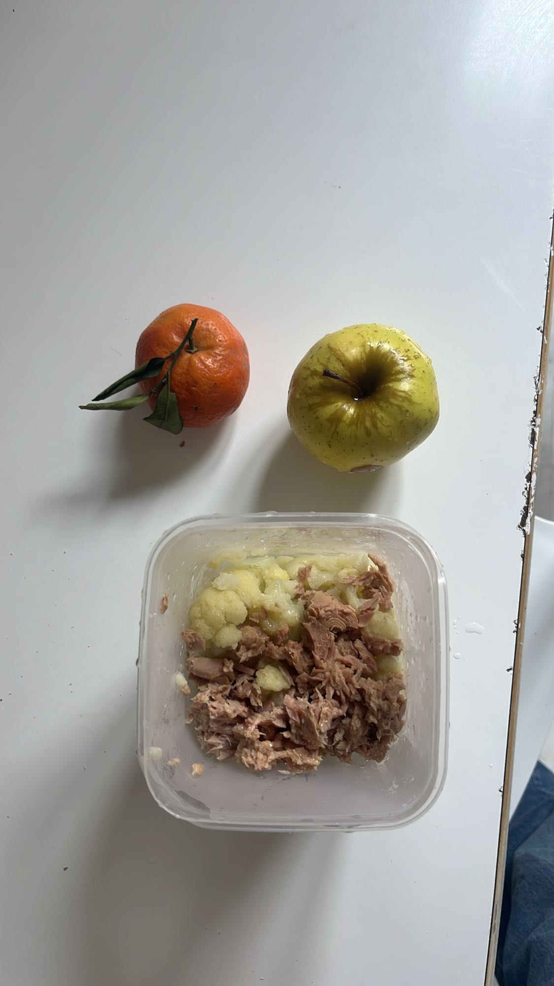 Atún con coliflor y frutas