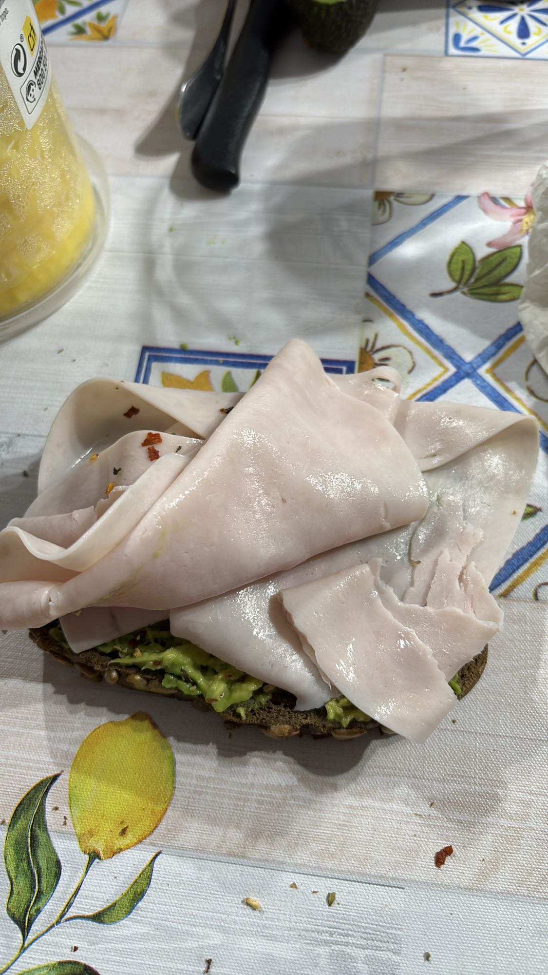 Tostada de pavo y aguacate