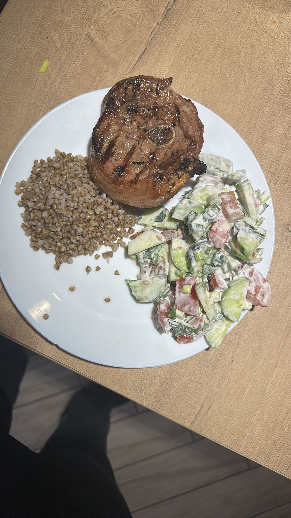 Стейк с гречкой и салатом