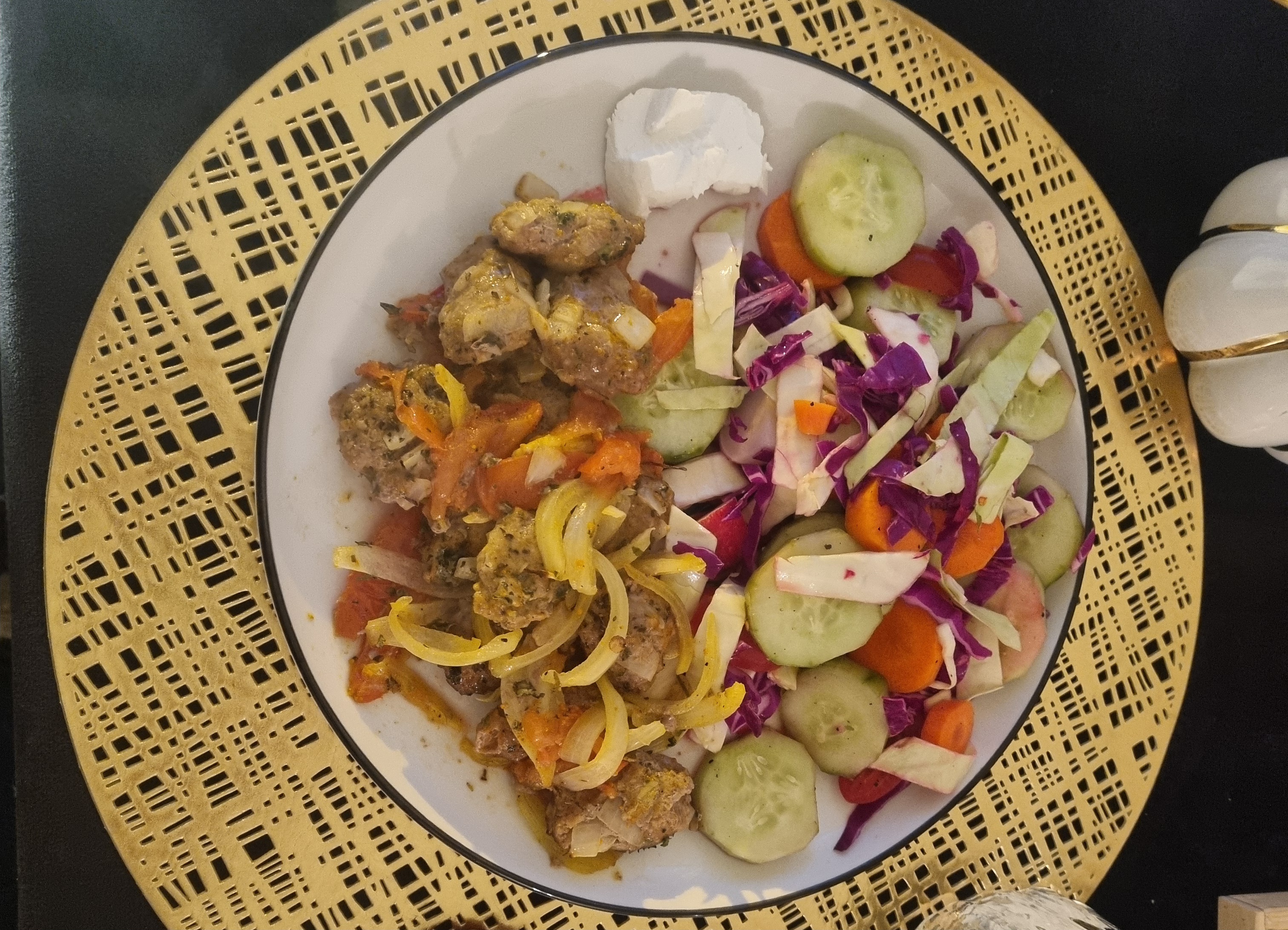 Salade et viande épicée