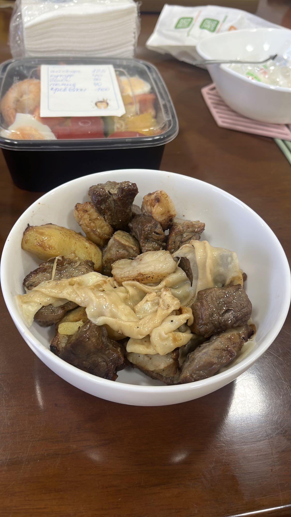 Жареное мясо с пельменями