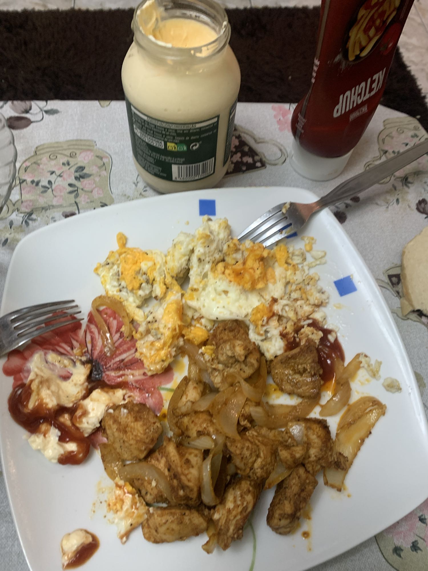 Pollo con huevos revueltos