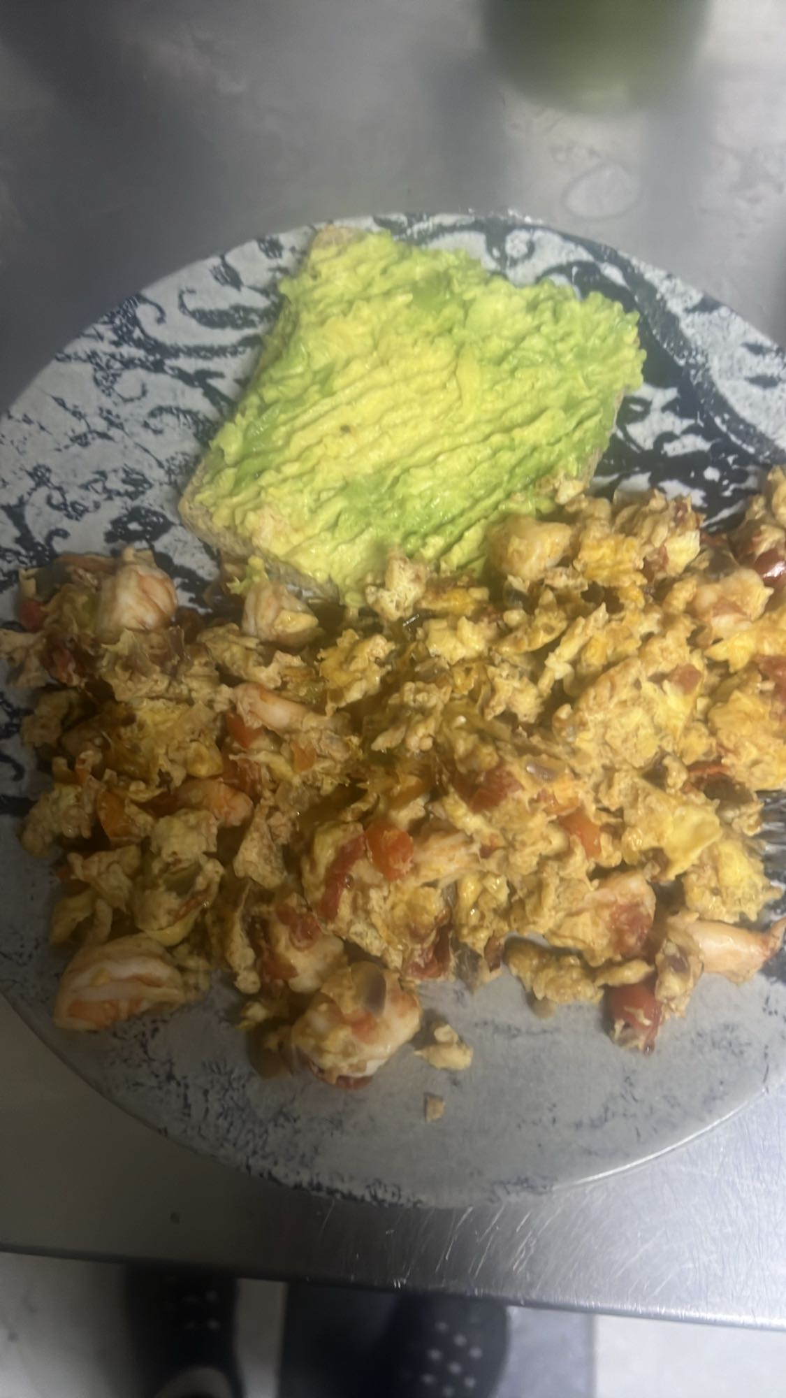 Huevos revueltos con aguacate