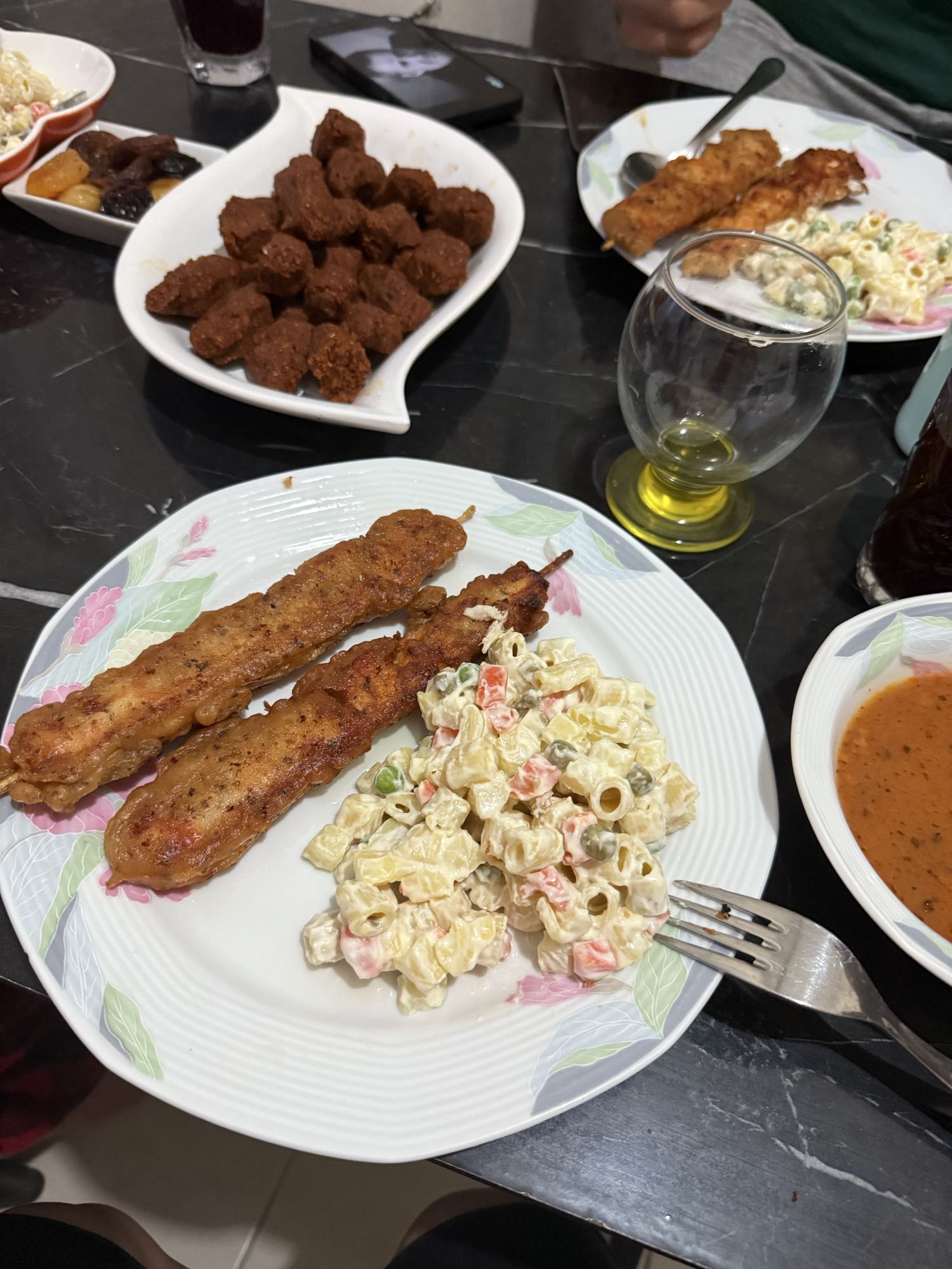 Tavuk şiş ve makarna salatası