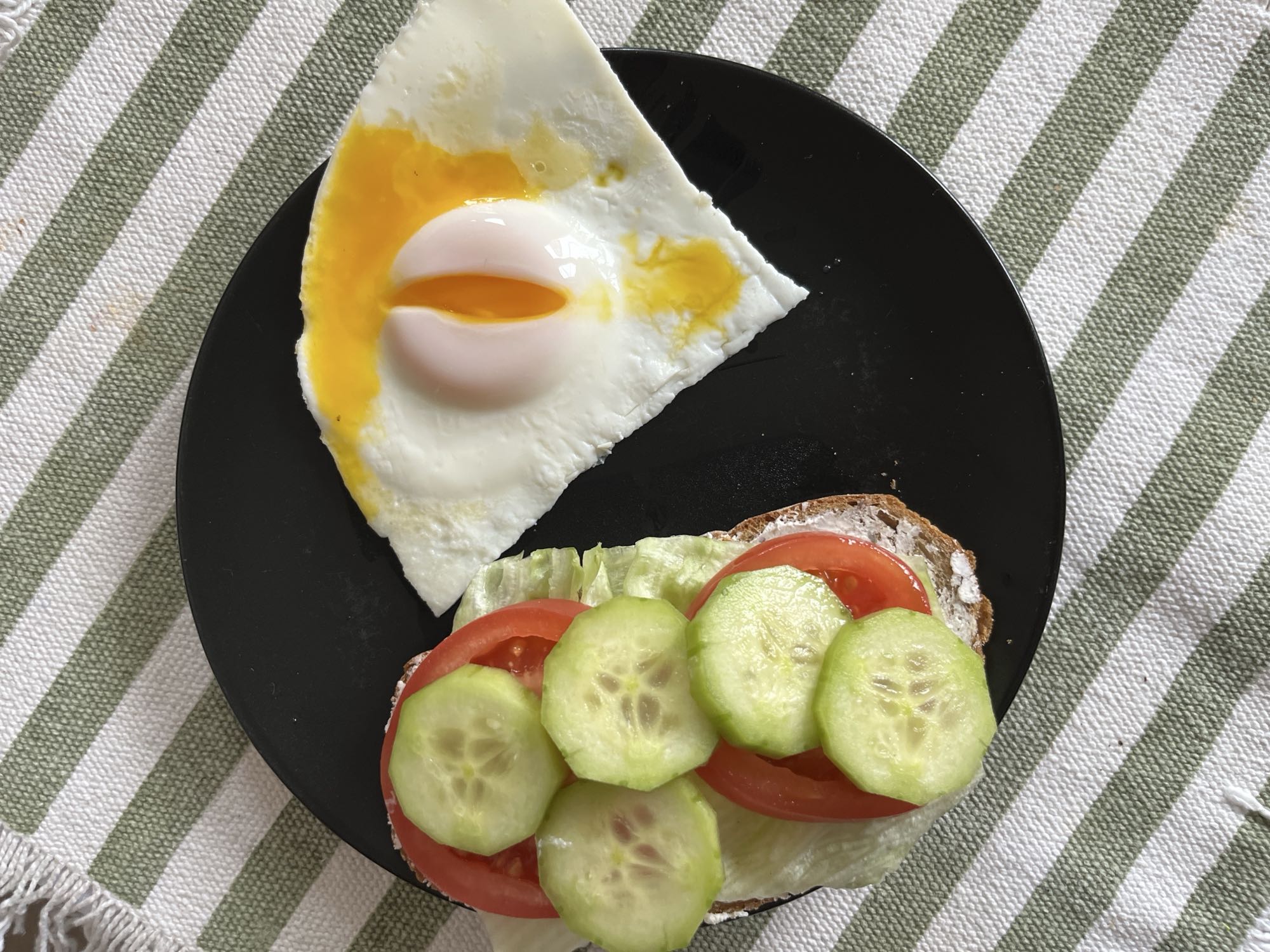 Kanapka z jajkiem i warzywami