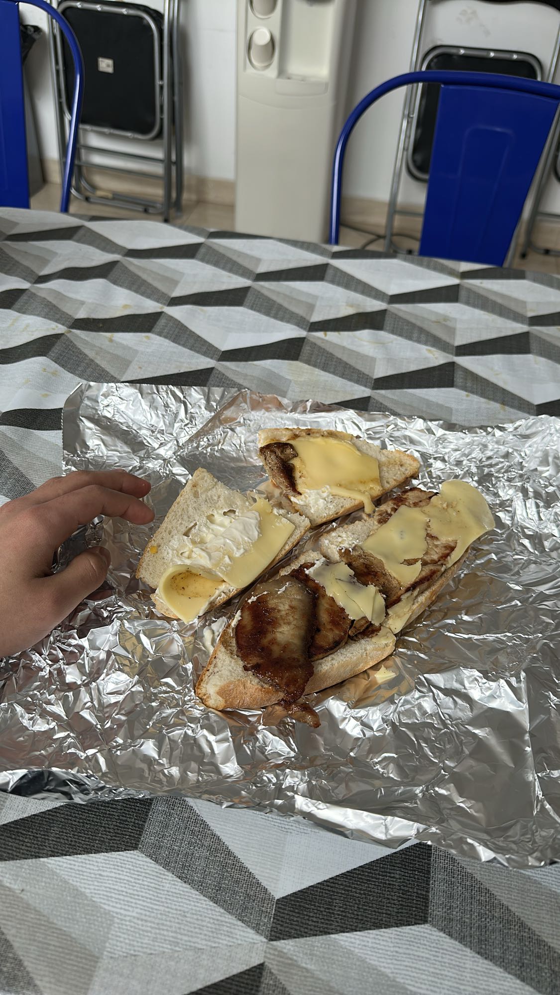 Bocadillo de carne y queso
