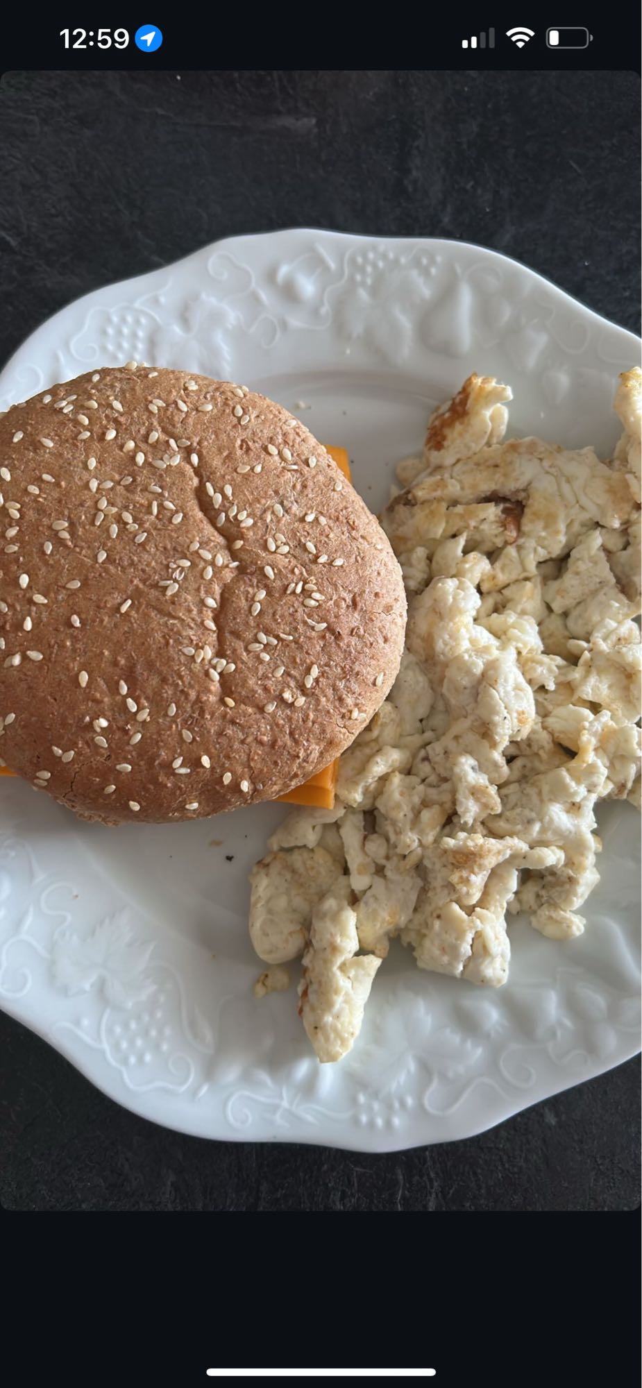 Burger aux œufs brouillés