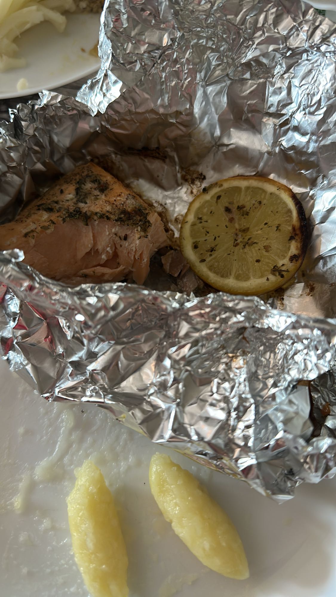 Łosoś pieczony z kluskami