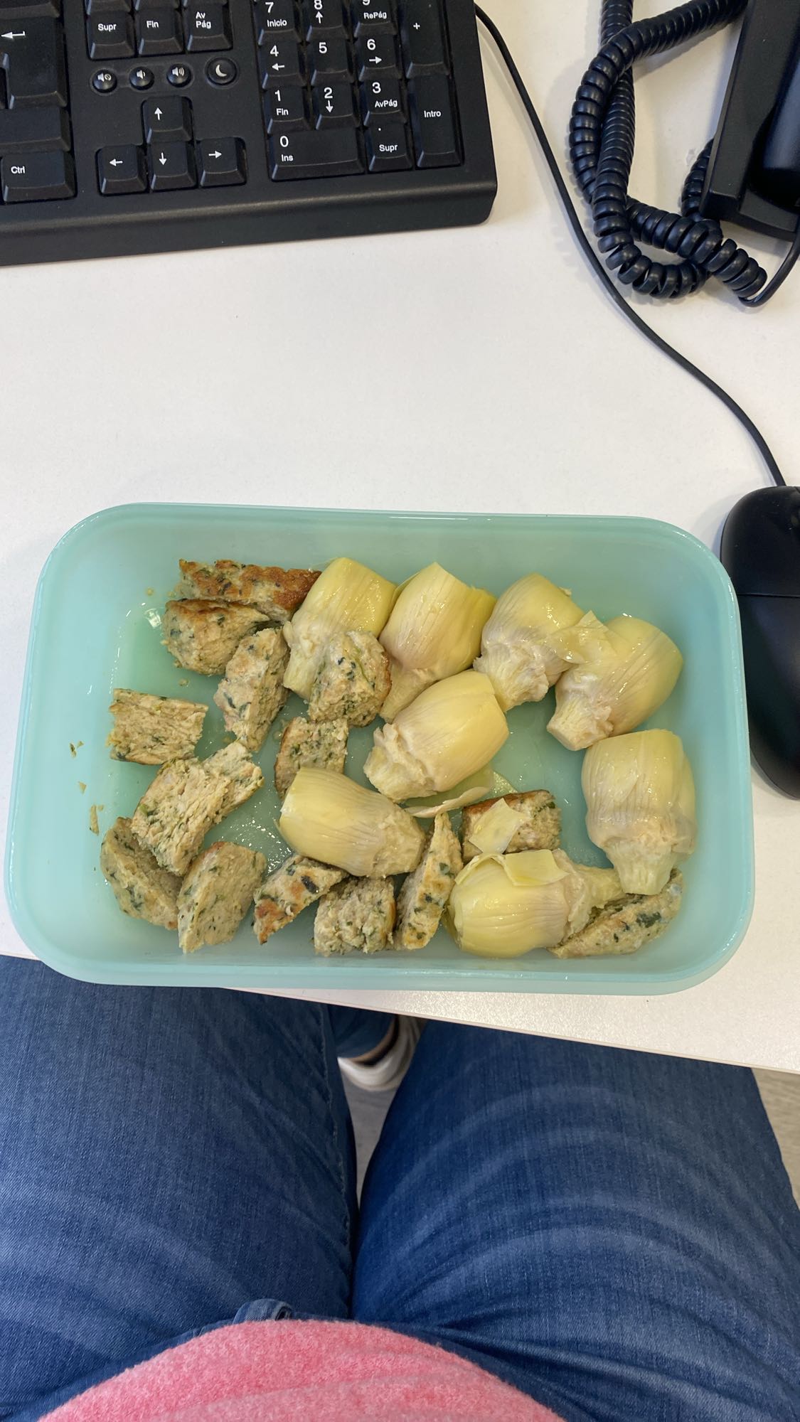 Albóndigas de pollo y alcachofas