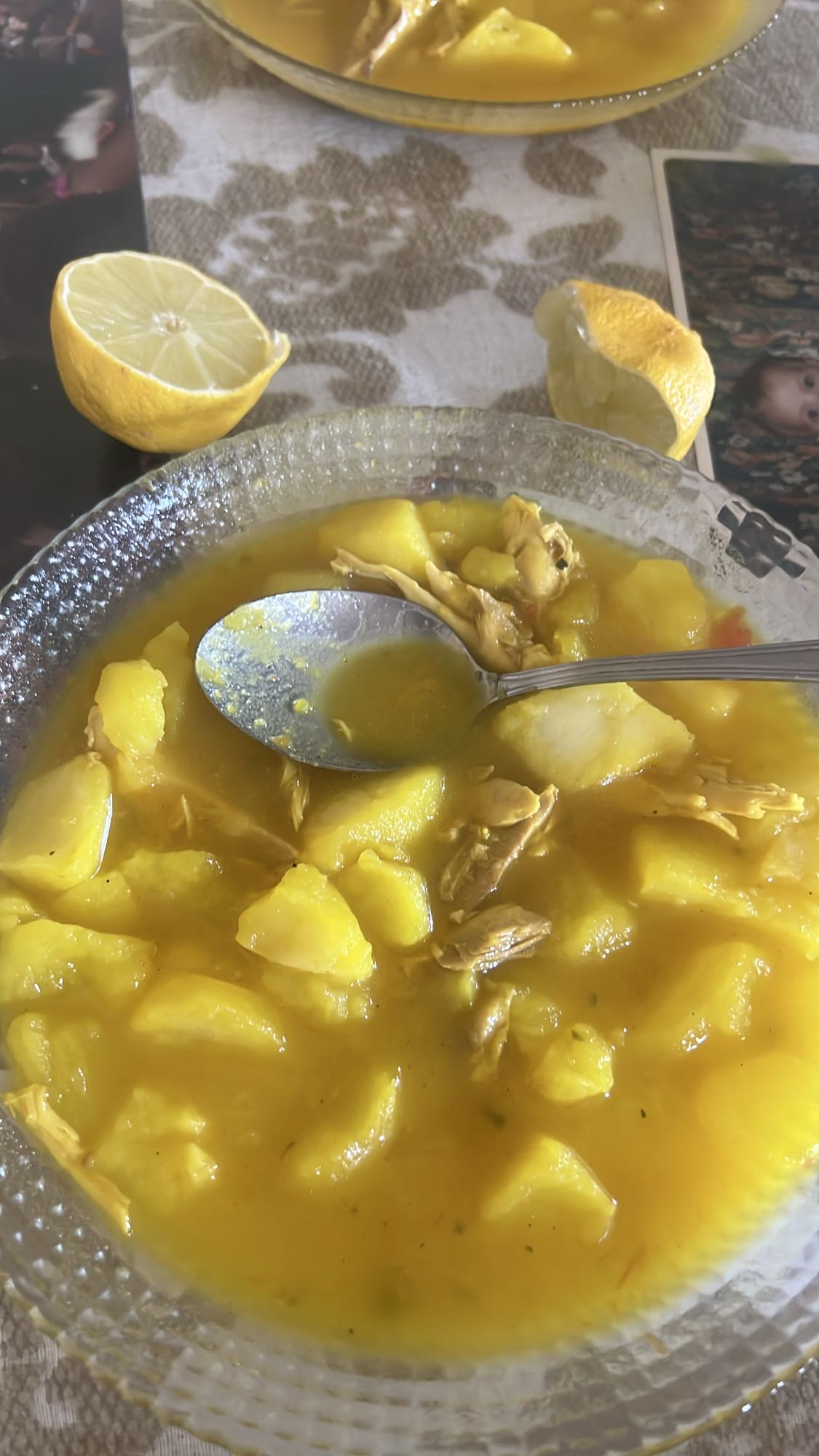 Sopa de pollo con papas