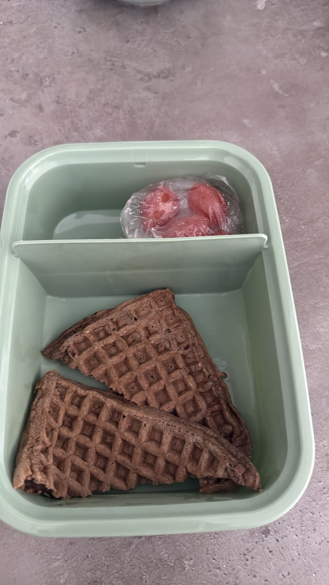 Czekoladowe gofry z owocami