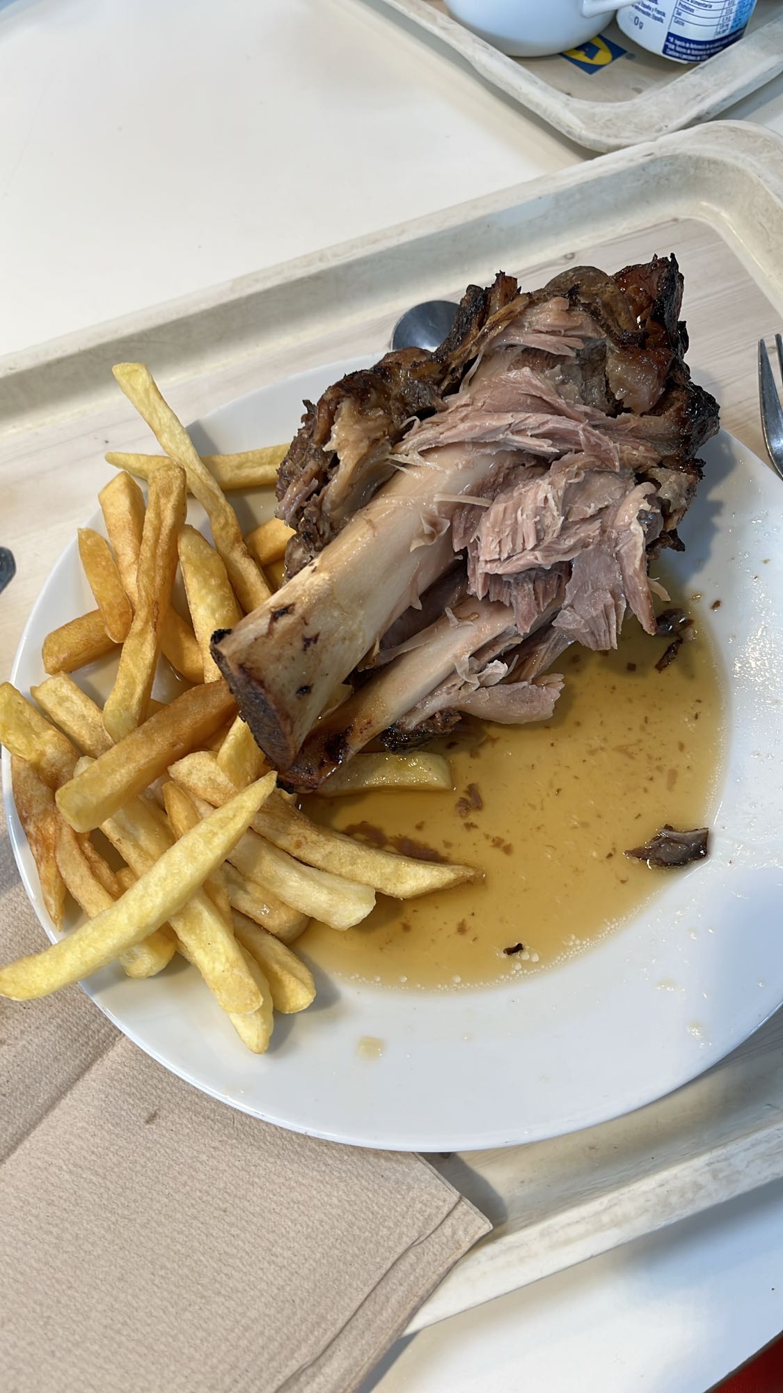 Codillo con papas fritas