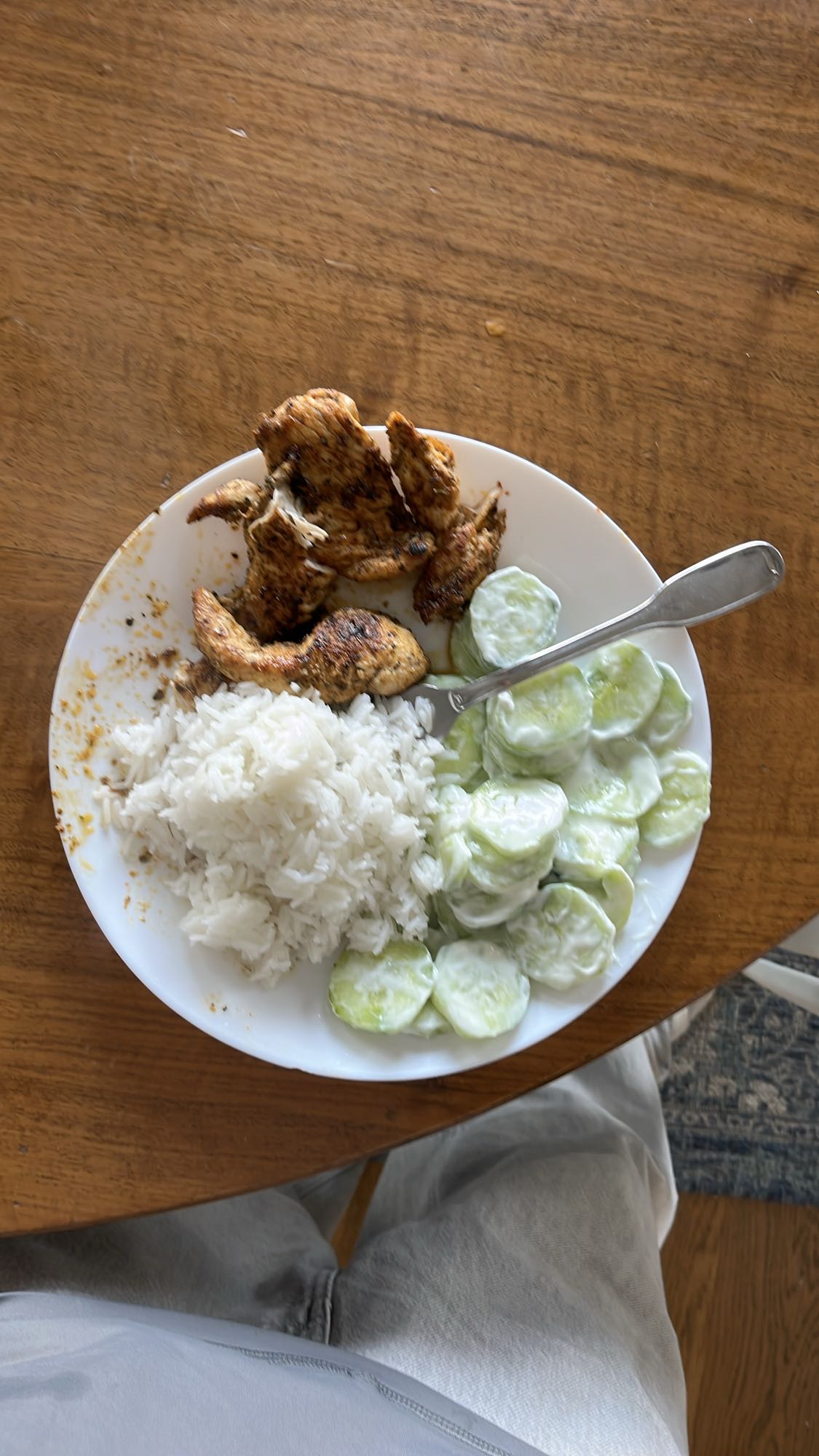 Kurczak z ryżem i ogórkami