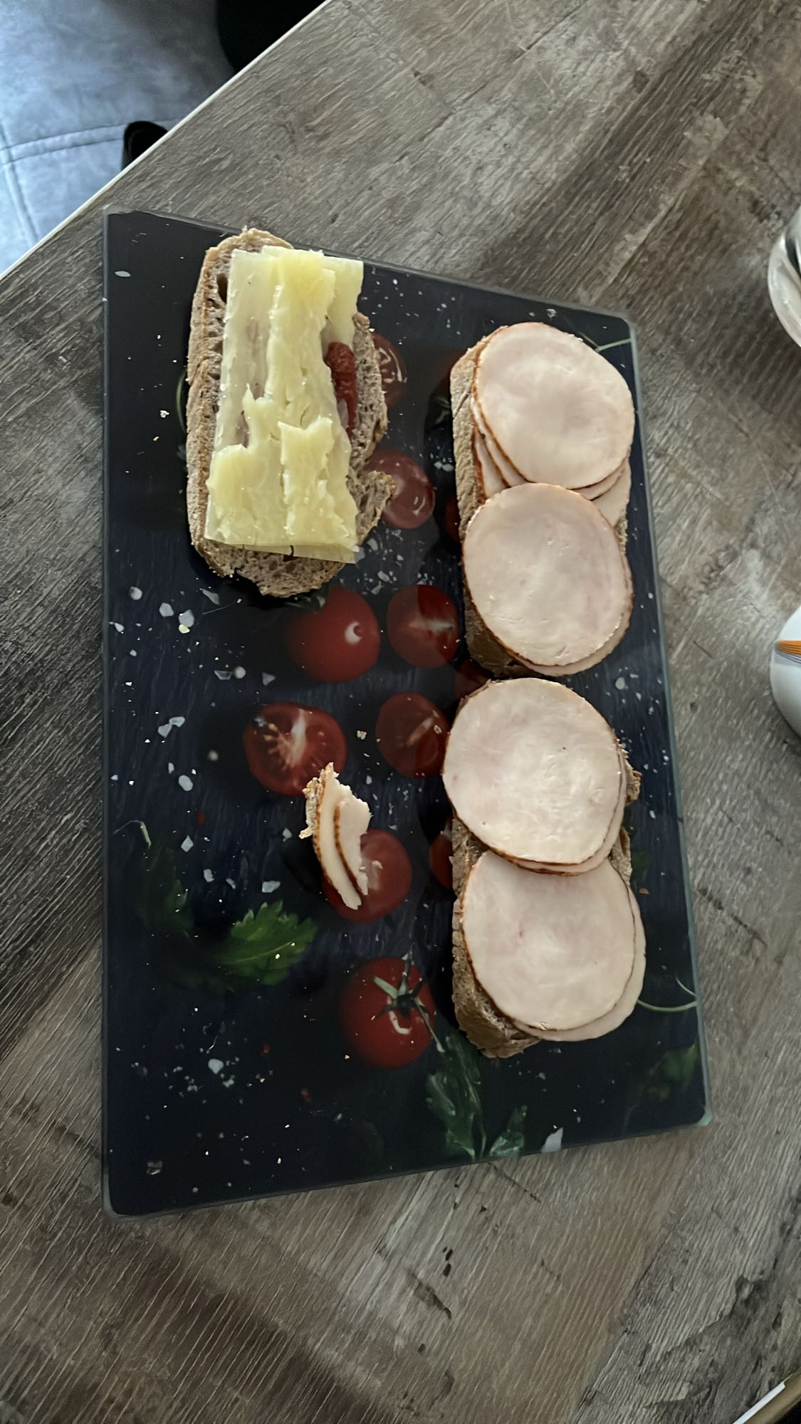 Brot mit Käse und Wurst