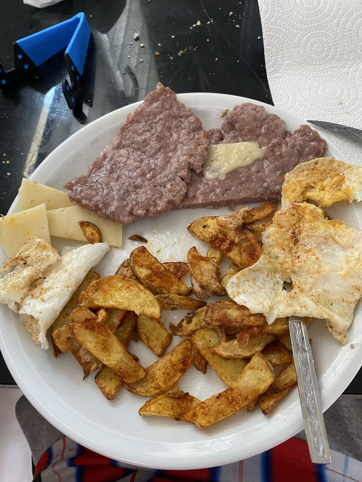 Carne con papas y huevo