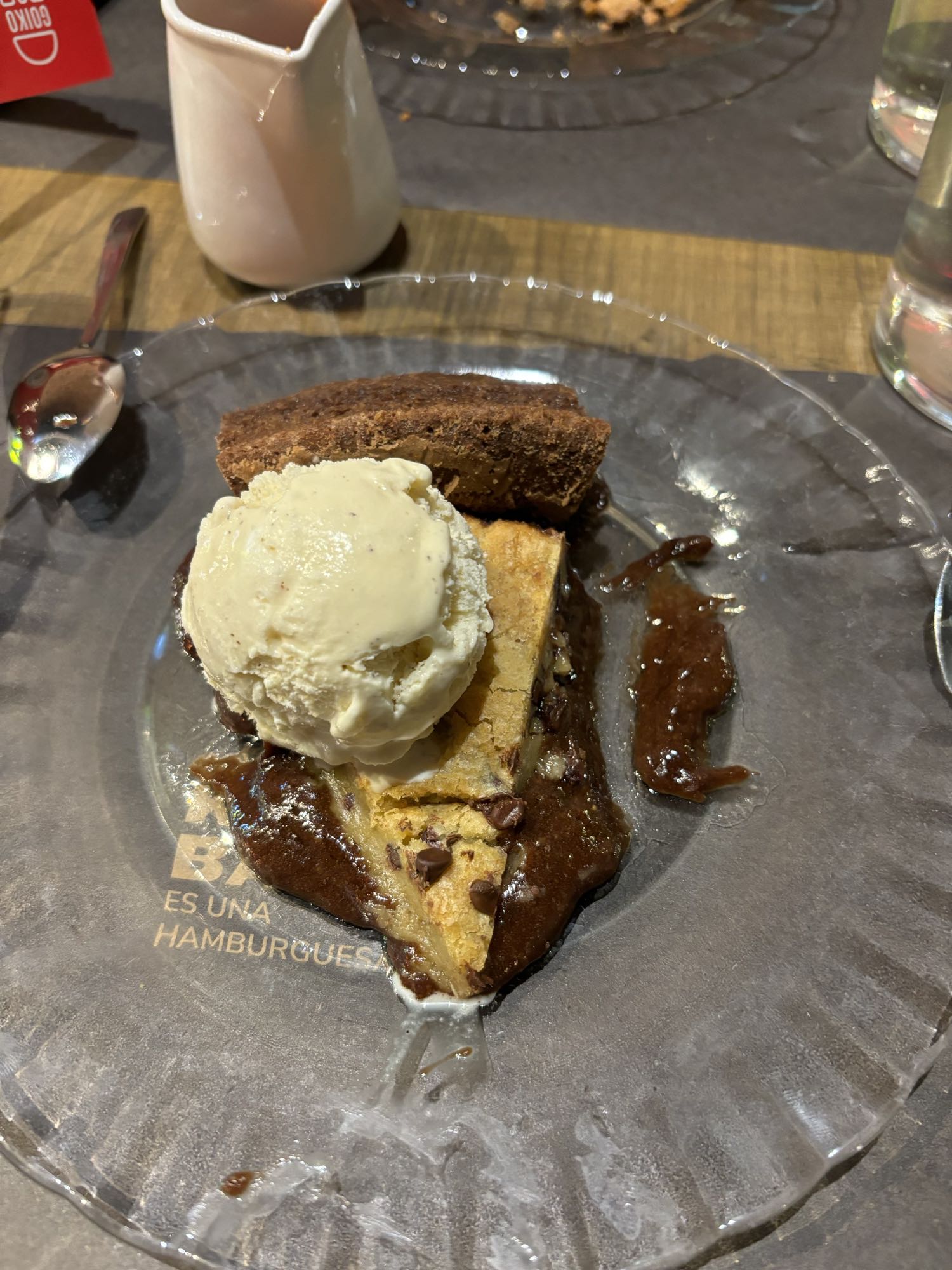 Postre de galleta y helado