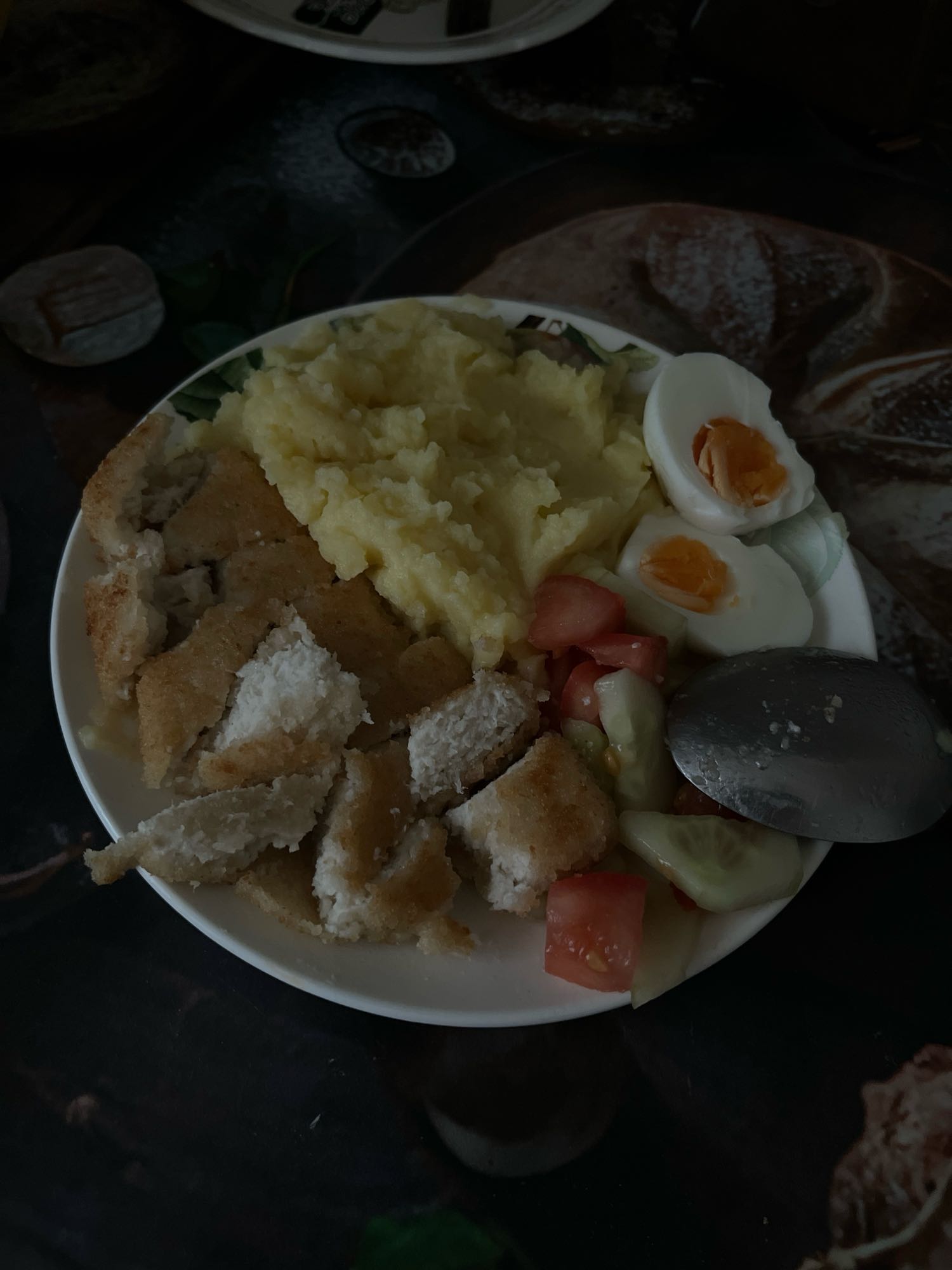 Курица с пюре и салатом