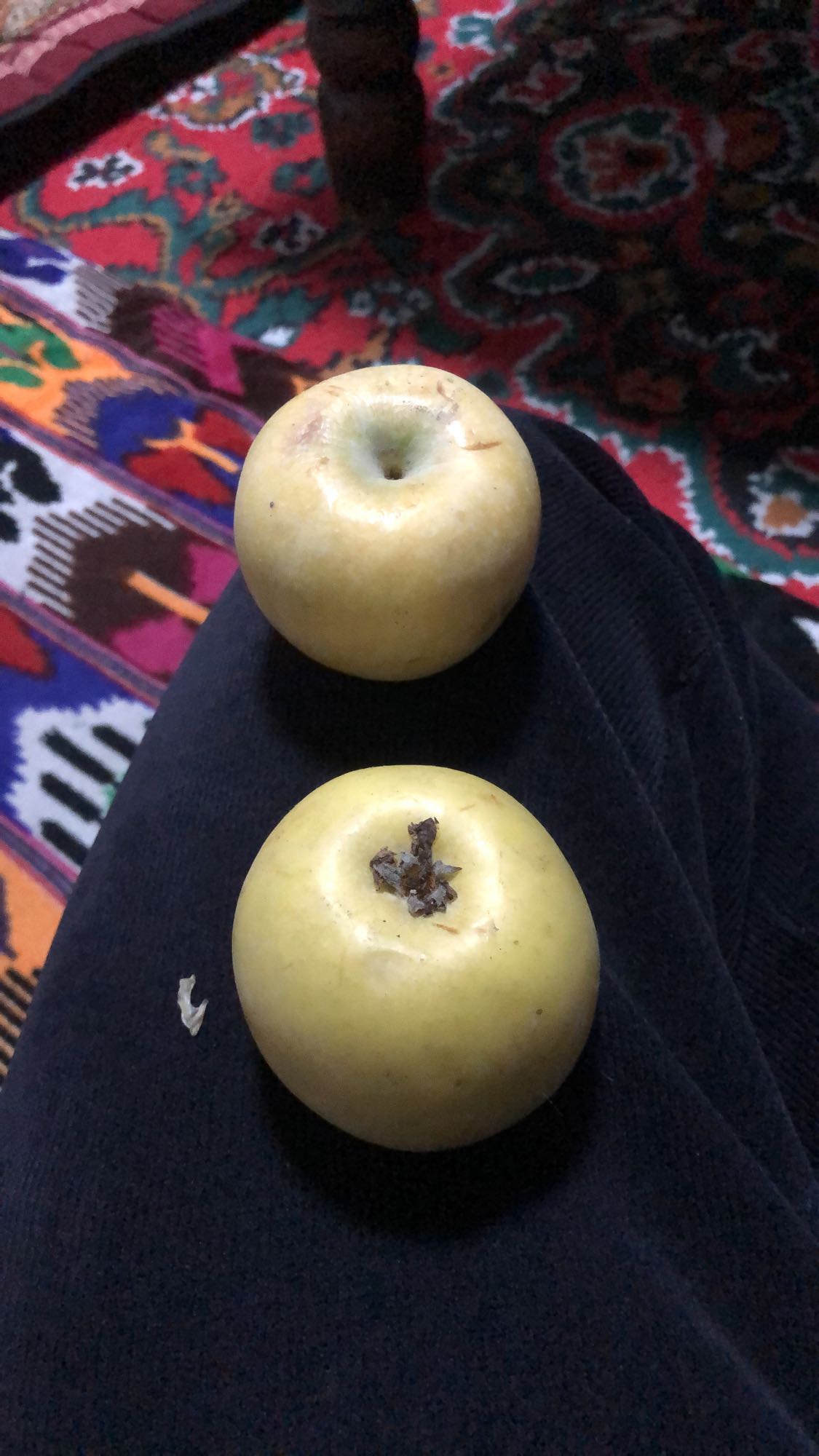 Желтые яблоки