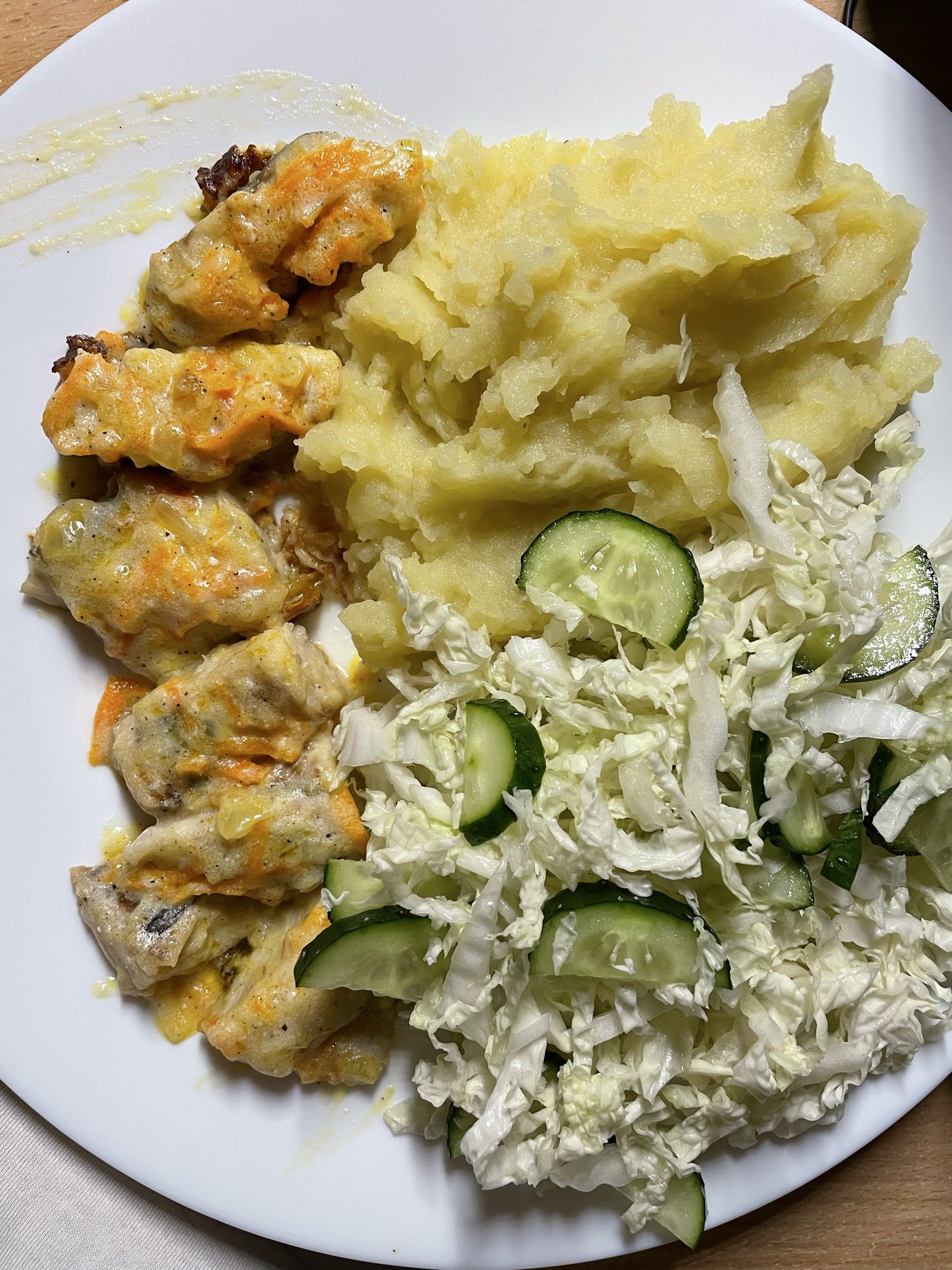 Рыба с пюре и салатом