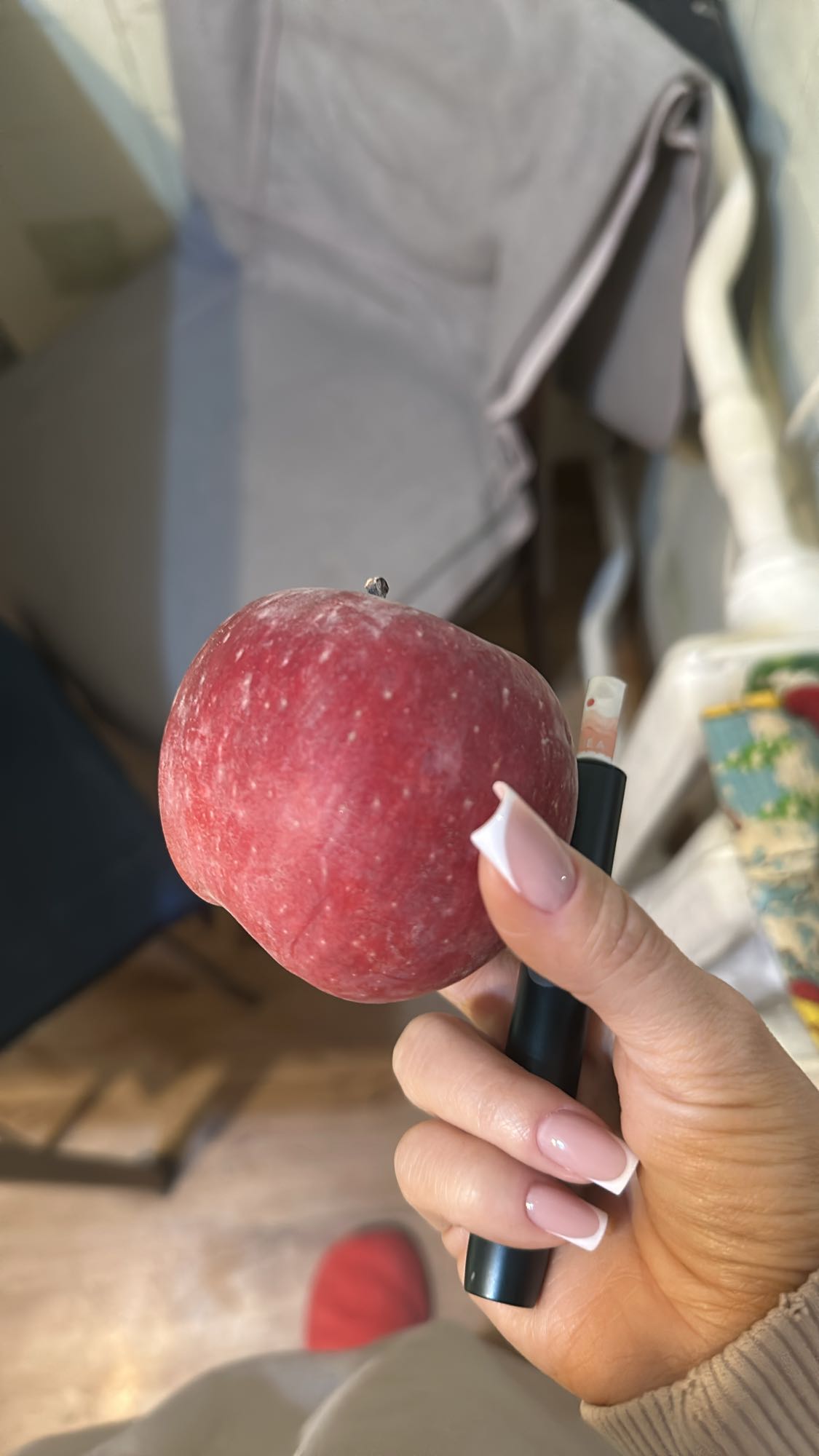 Красное яблоко