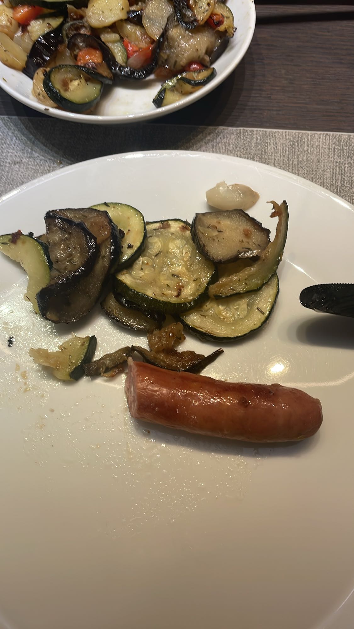 Gebratenes Gemüse mit Wurst