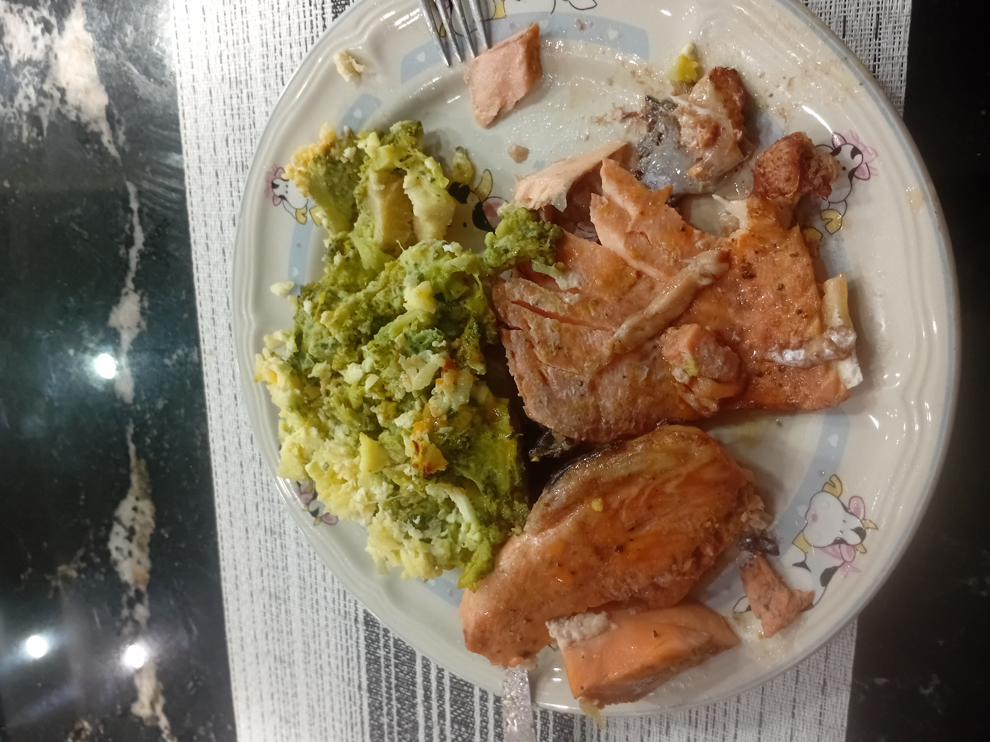 Salmón con brócoli gratinado